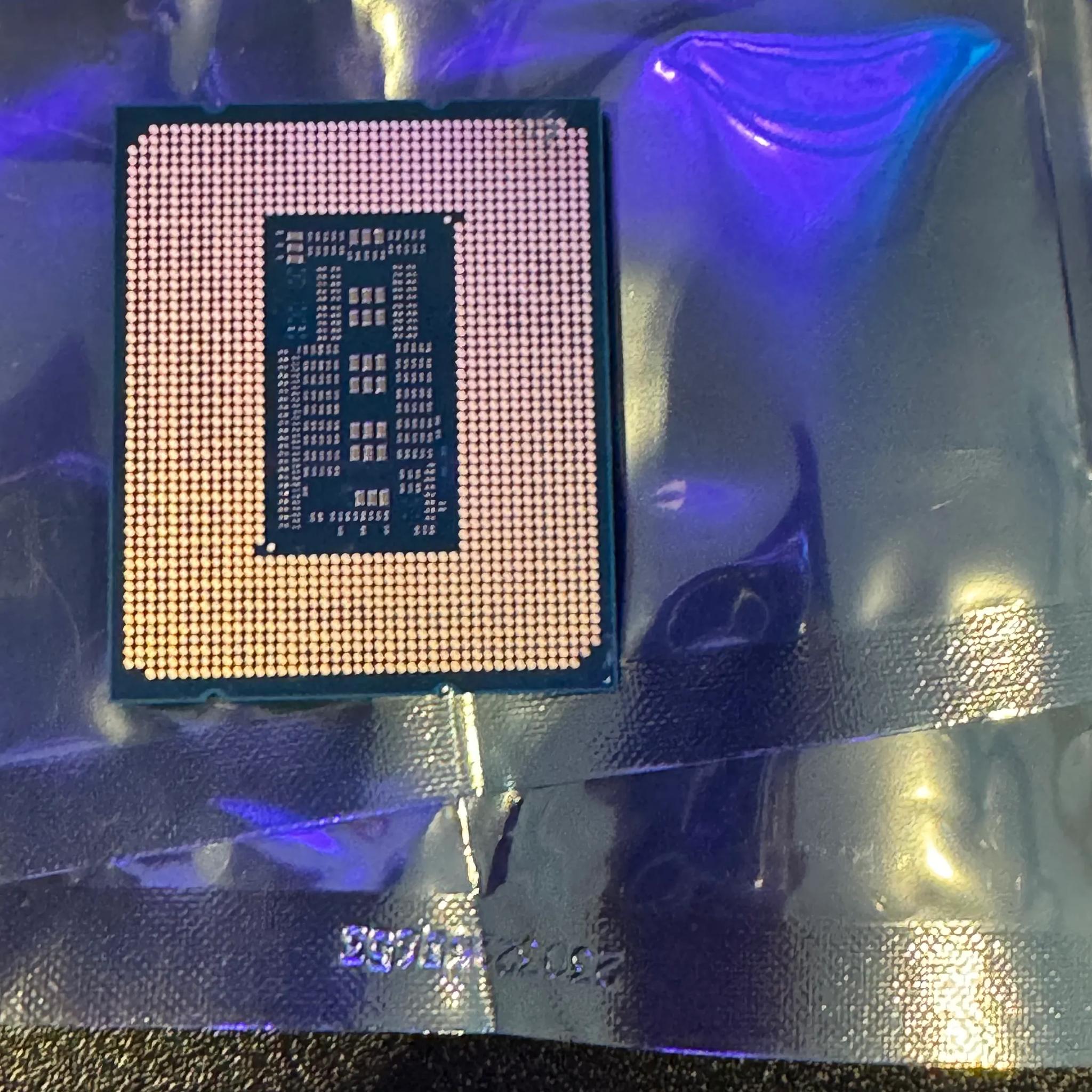 Intel Core i7-13700KF Gaming Desktop Processor 16 cores (8 P-cores + 8 E-cores) - Unlocked