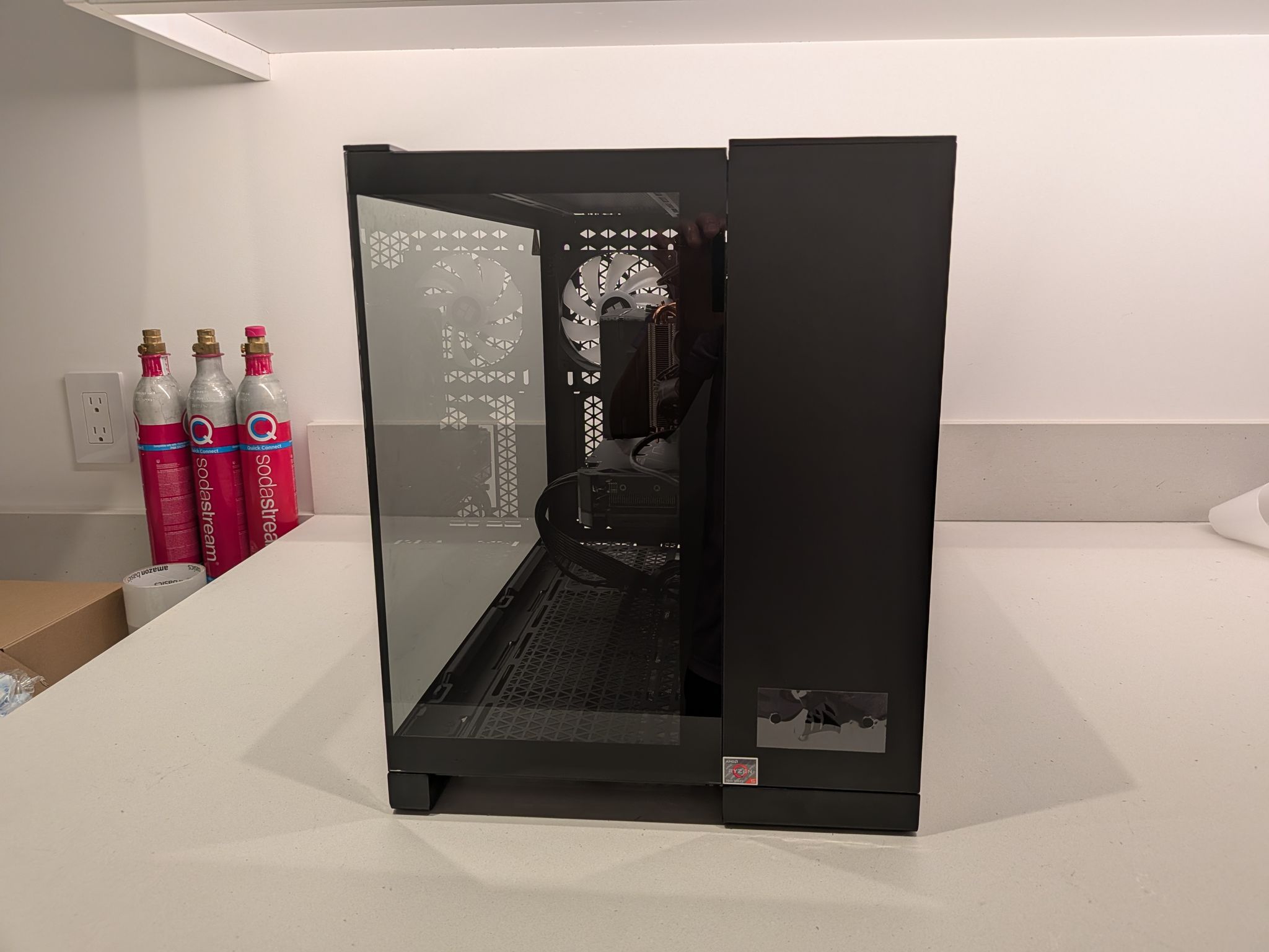 1440p Cube Rex - RX 9060 XT 16GB, Ryzen 5 7600, 32 GB DDR5, 2 TB Gen 4, RGB