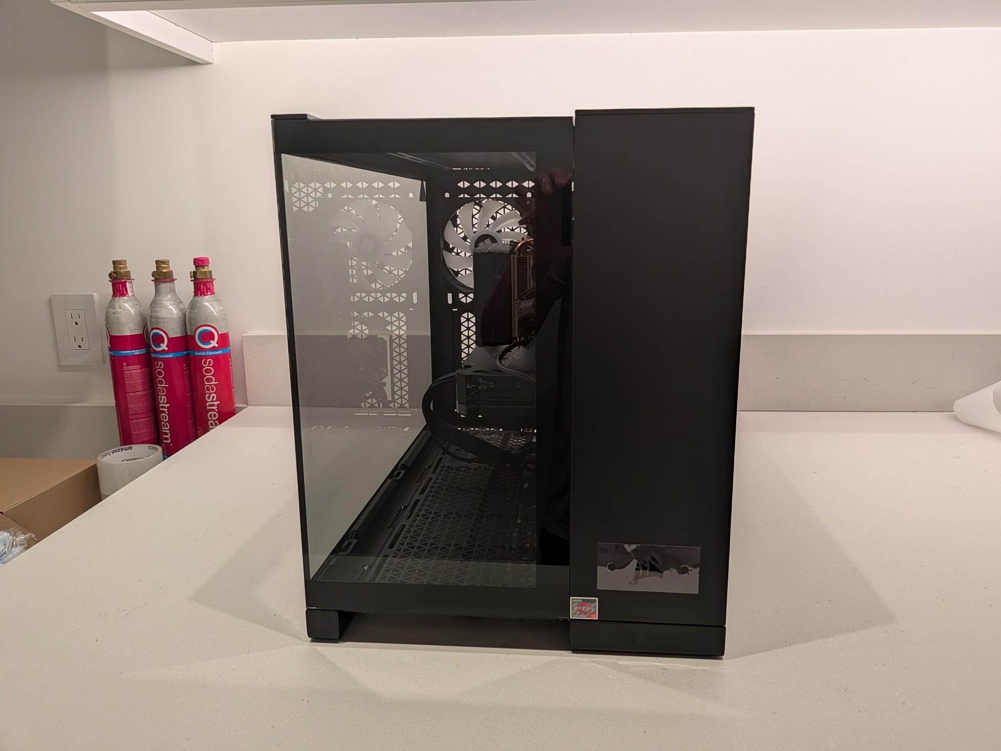 1440p Cube Rex - RX 9060 XT 16GB, Ryzen 5 7600, 32 GB DDR5, 2 TB Gen 4, RGB