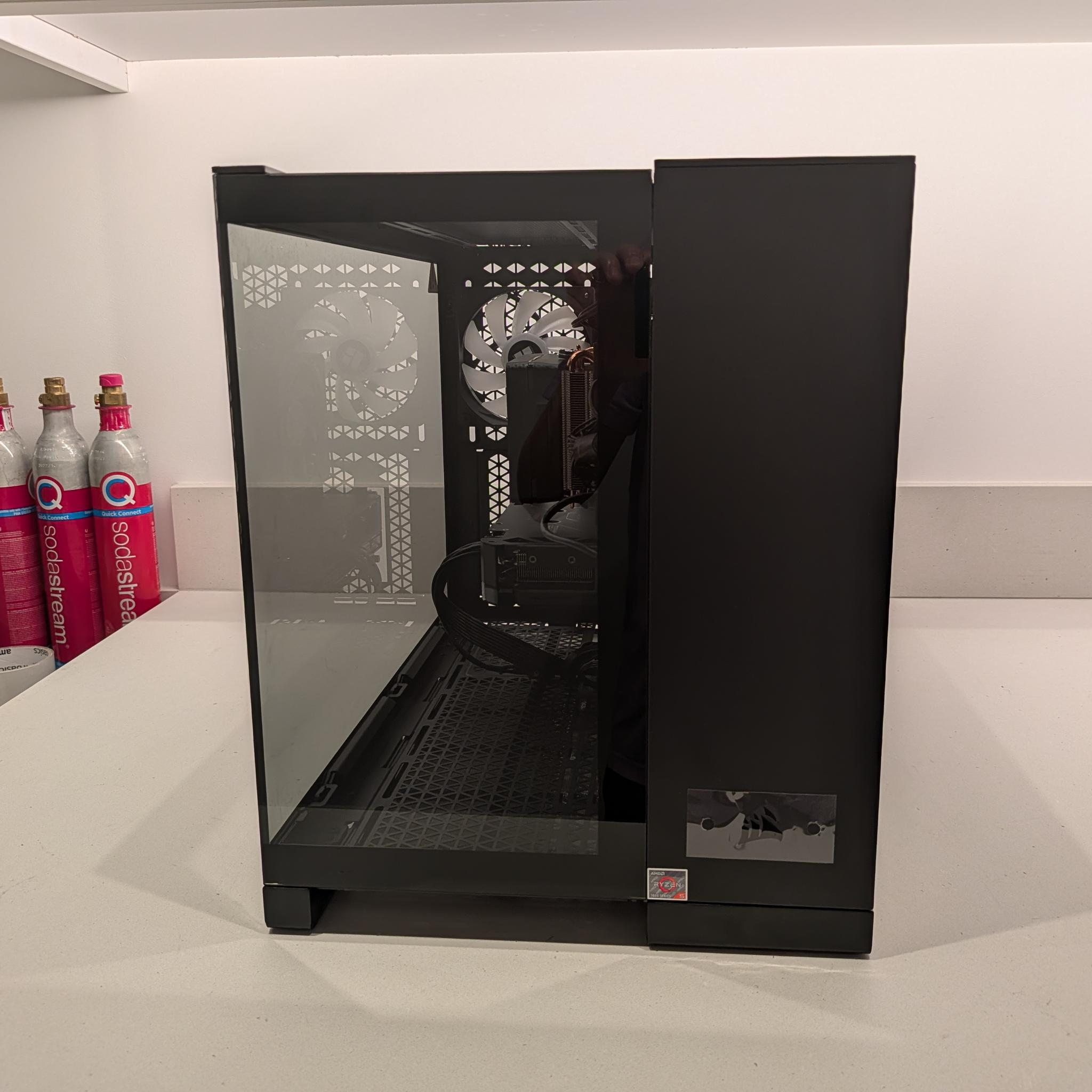 1440p Cube Rex - RX 9060 XT 16GB, Ryzen 5 7600, 32 GB DDR5, 2 TB Gen 4, RGB