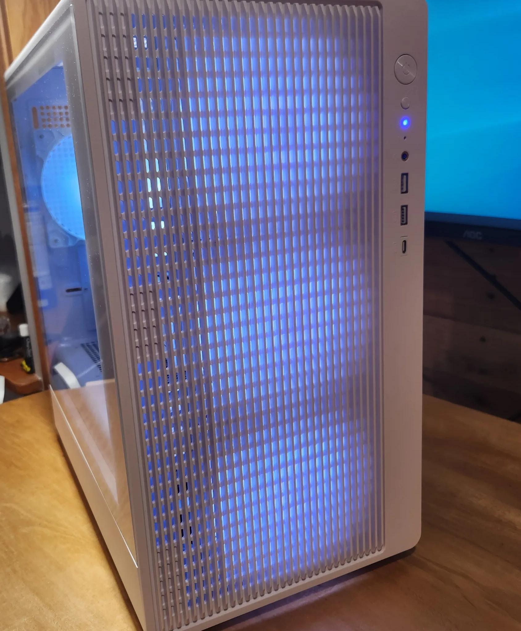 WHITE GAMING PC RX 7600, i7-6850k, 32GB RAM, 512GB SSD