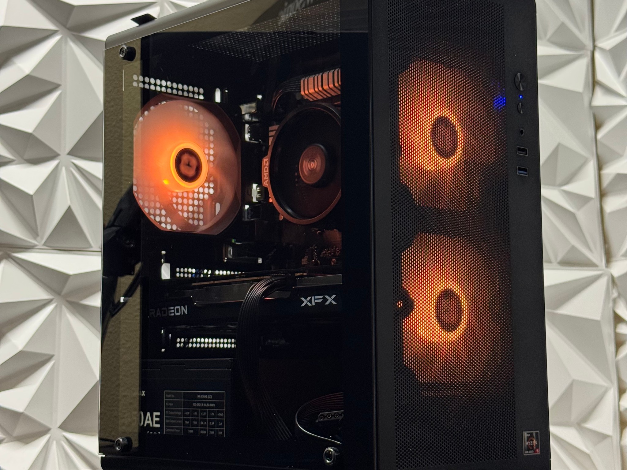 Rx 6600 / Ryzen 5 5500 / 16GB DDR4 Ram / 500GB Samsung SSD / Windows 11