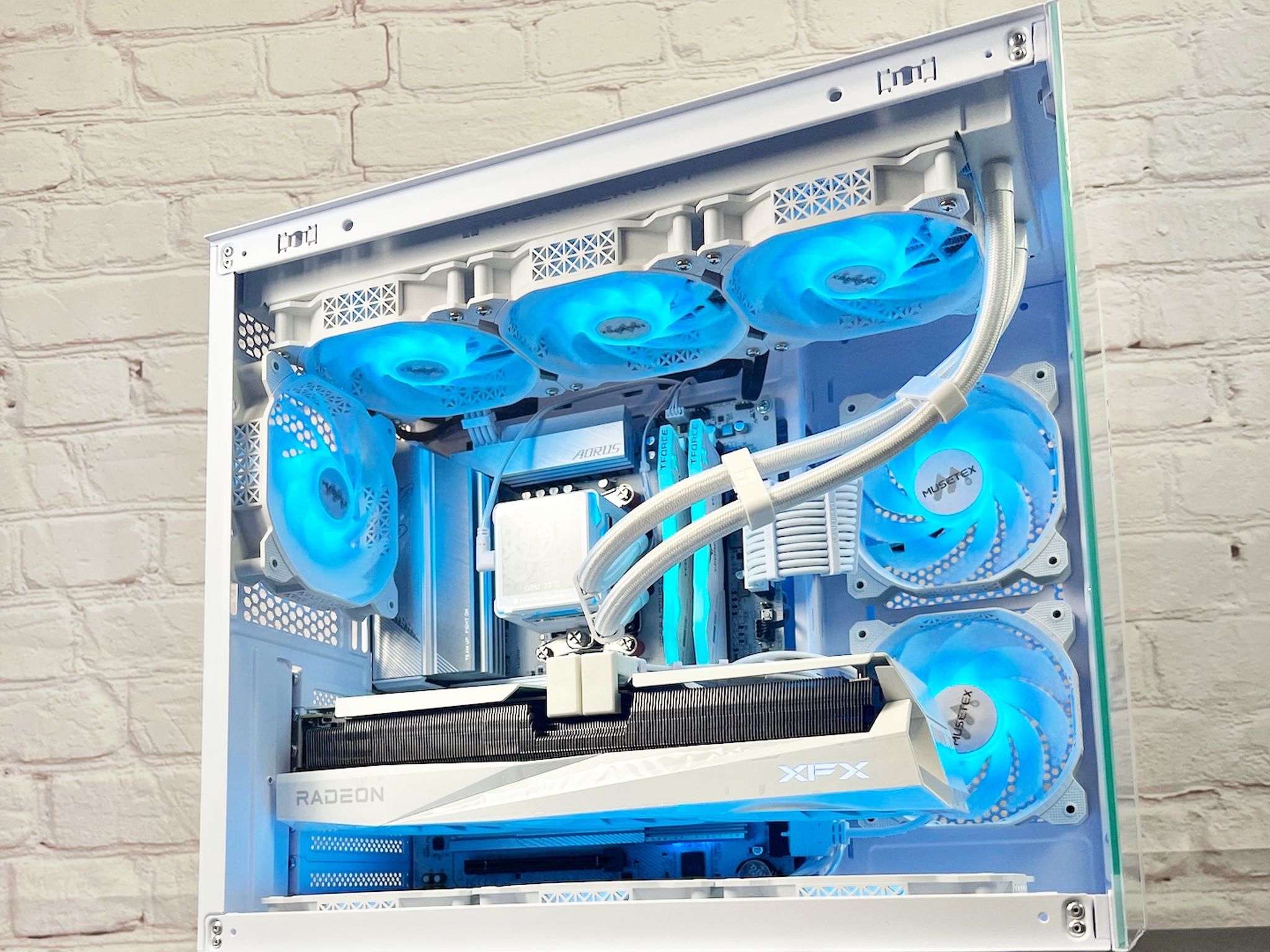 Ryzen 9800X3D RX 9070 XT 32GB DDR5 2TB M.2 WIFI 6E Win 11 Pro