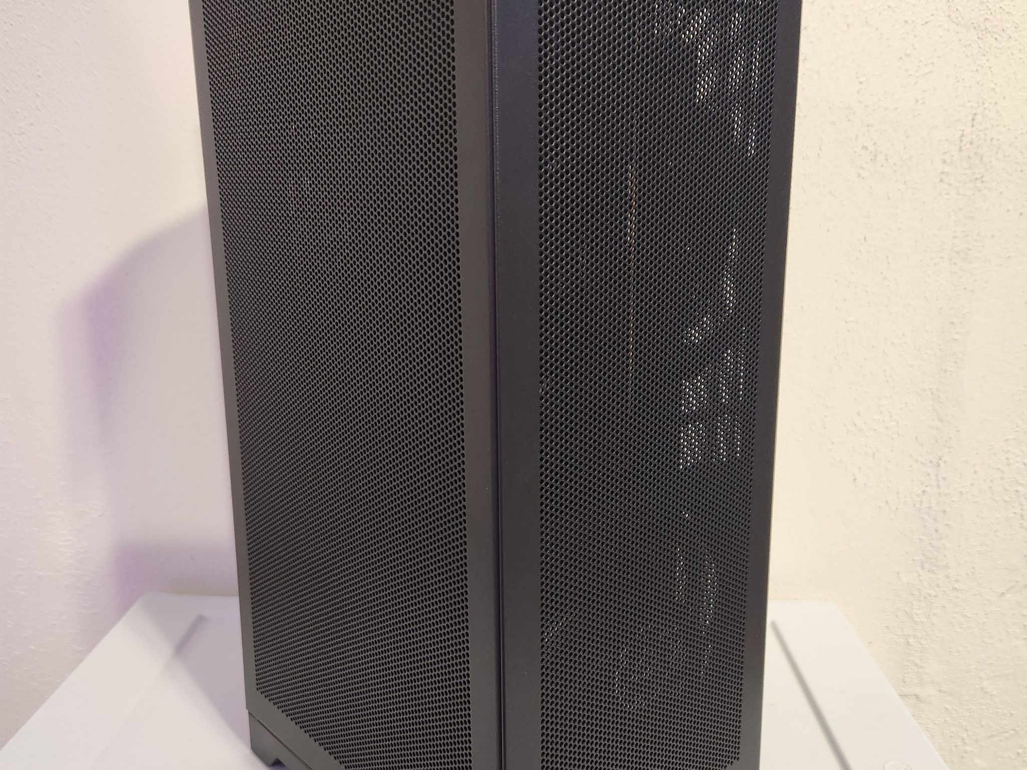 SFF Gaming PC – Ryzen 9 7945HX3D + Radeon RX 9070 + 48GB DDR5 + 2TB SSD
