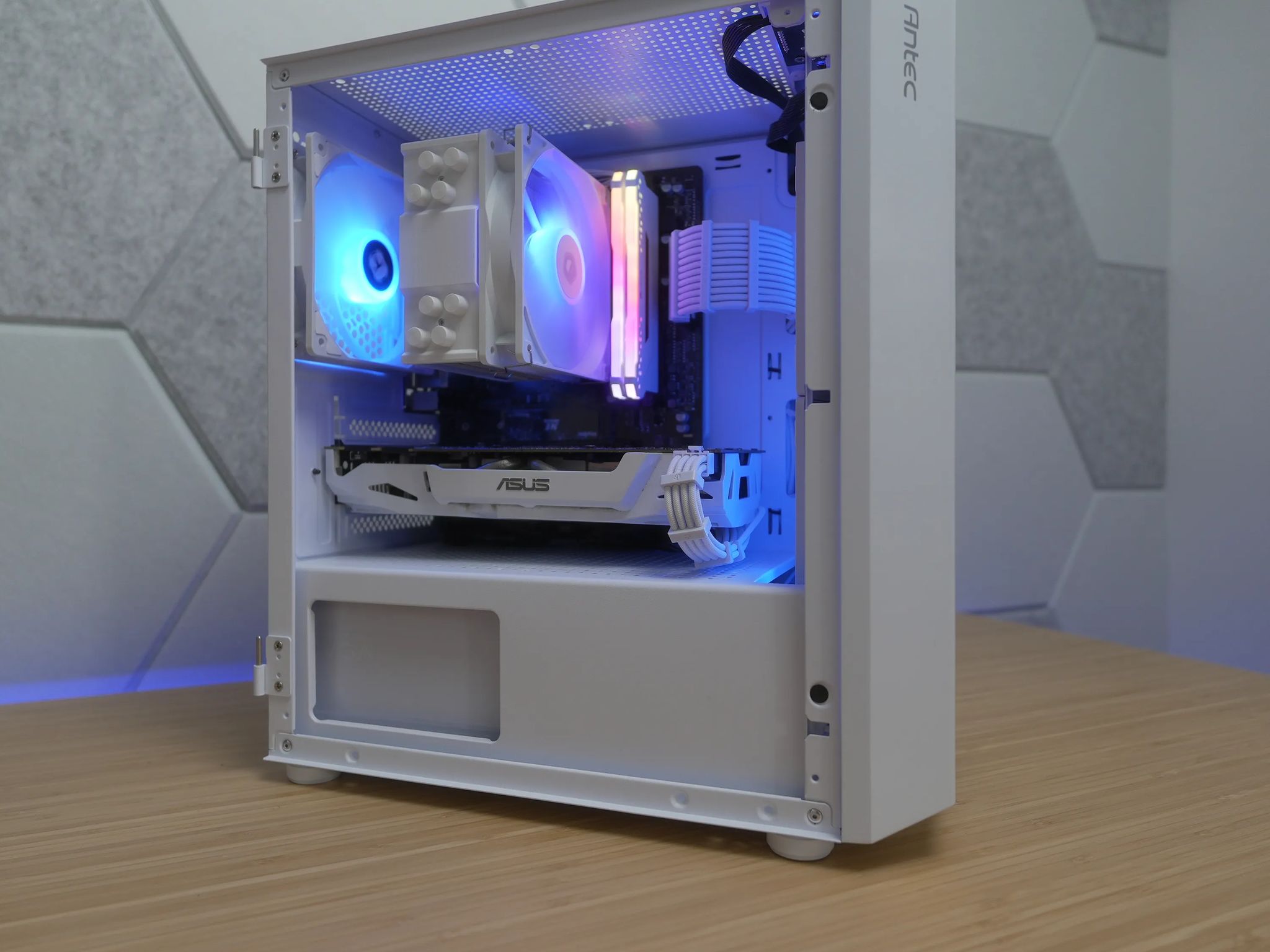 White Gaming PC (Ryzen 7 + Gtx 1070