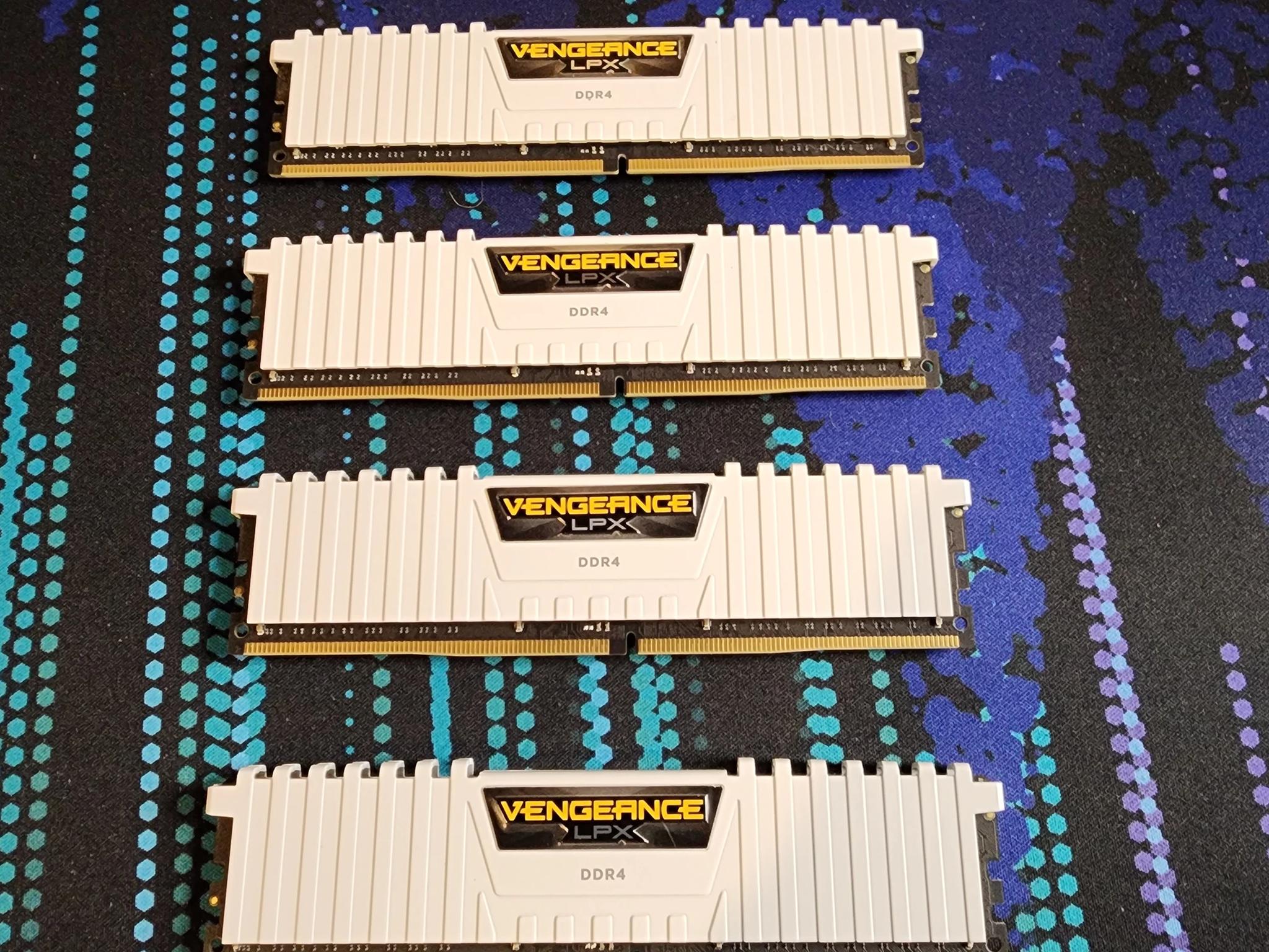 32GB Corsair Vengeance LPX RAM