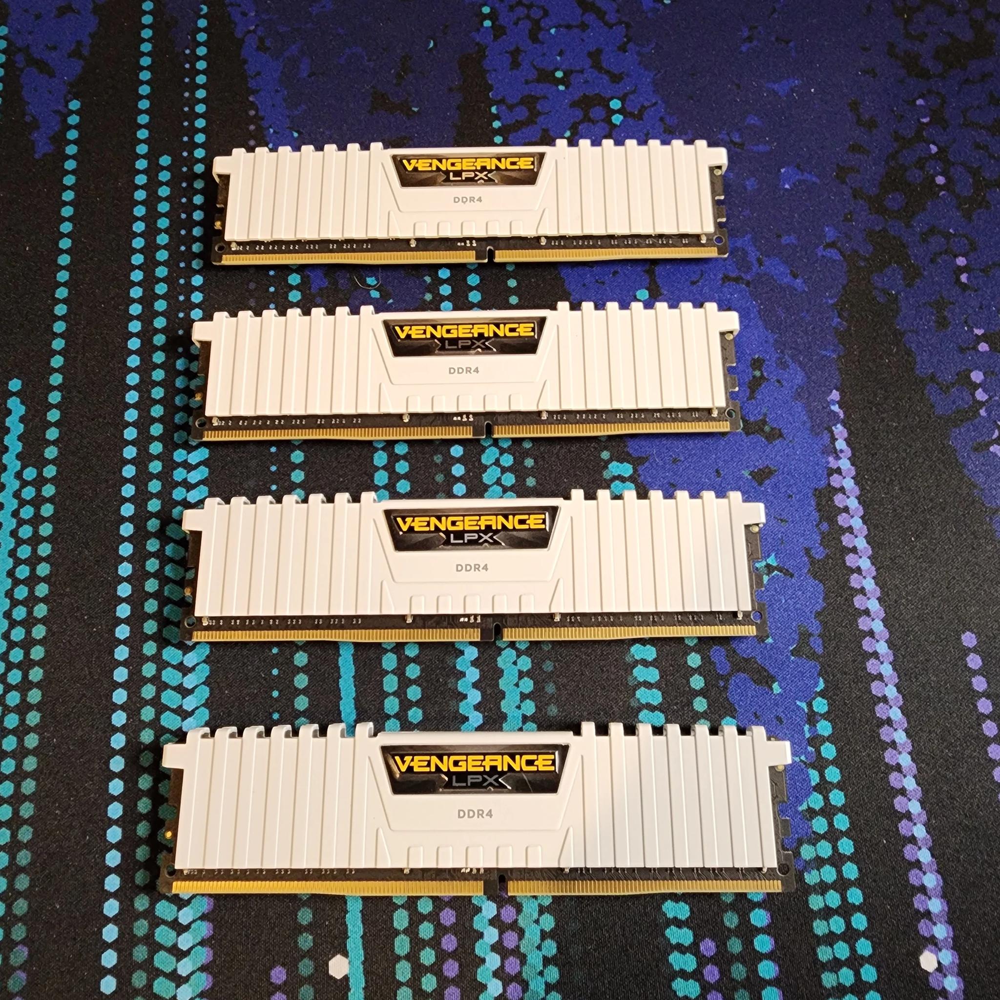 32GB Corsair Vengeance LPX RAM