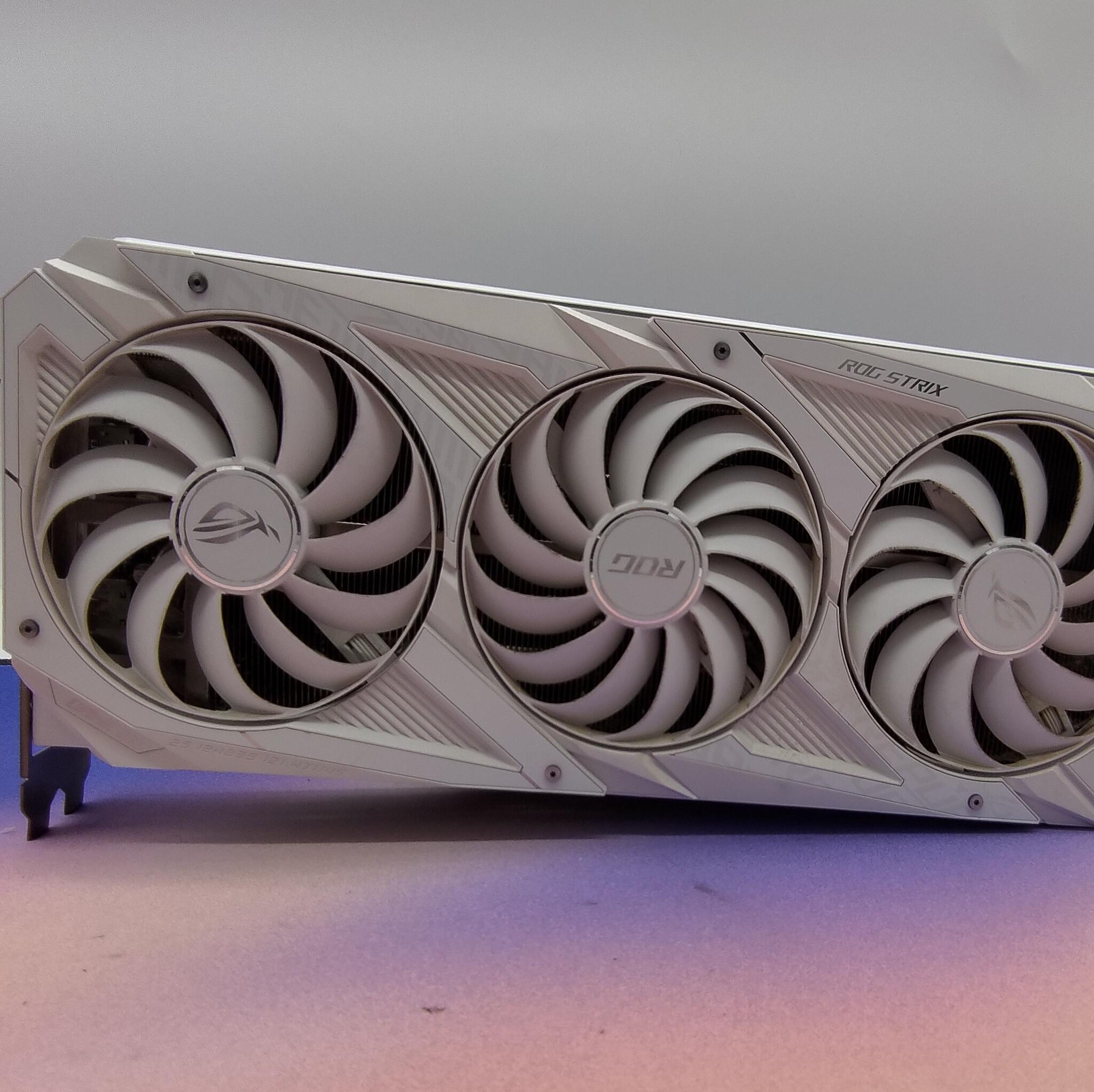 White Asus ROG Strix Gaming RTX 3090