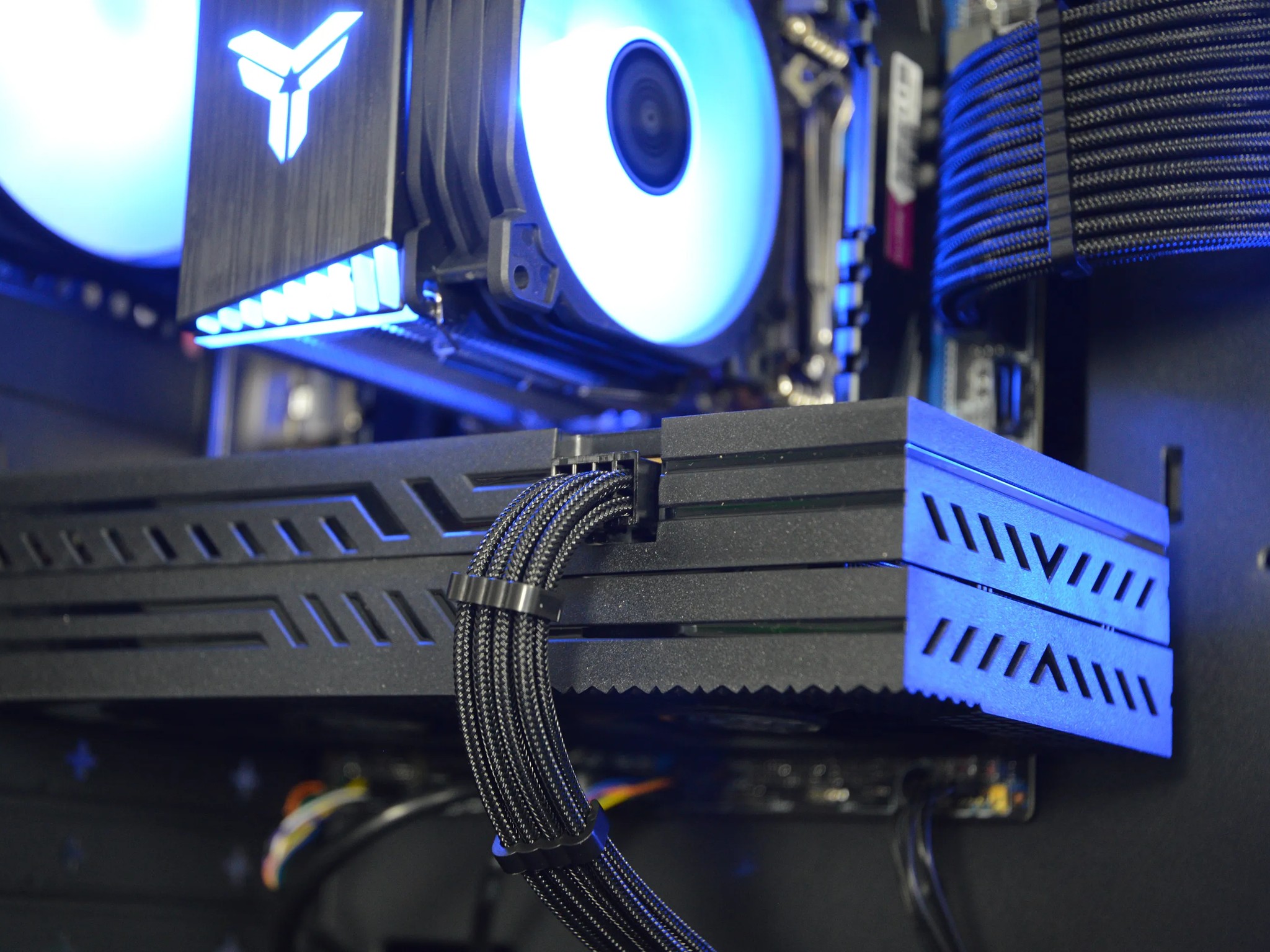 🟣⚫️| RX 580 8GB | INTEL XEON E5 2670 V3 | 16GB DDR4 RAM | 1TB NVME SSD | Royal Darkness |