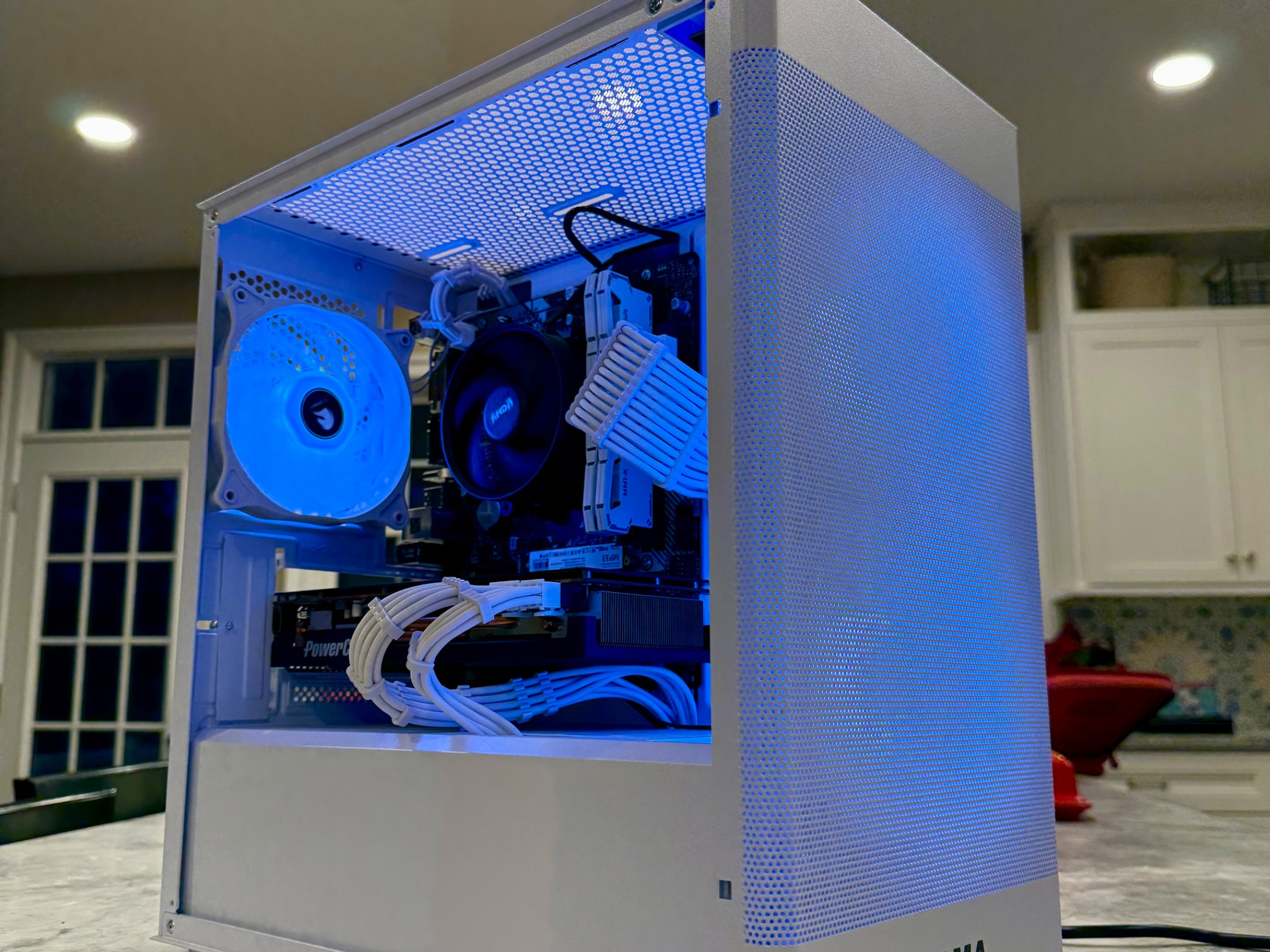 "White Knight" | RX 5700, Ryzen 5 3600, 1TB SSD, 16GB RAM
