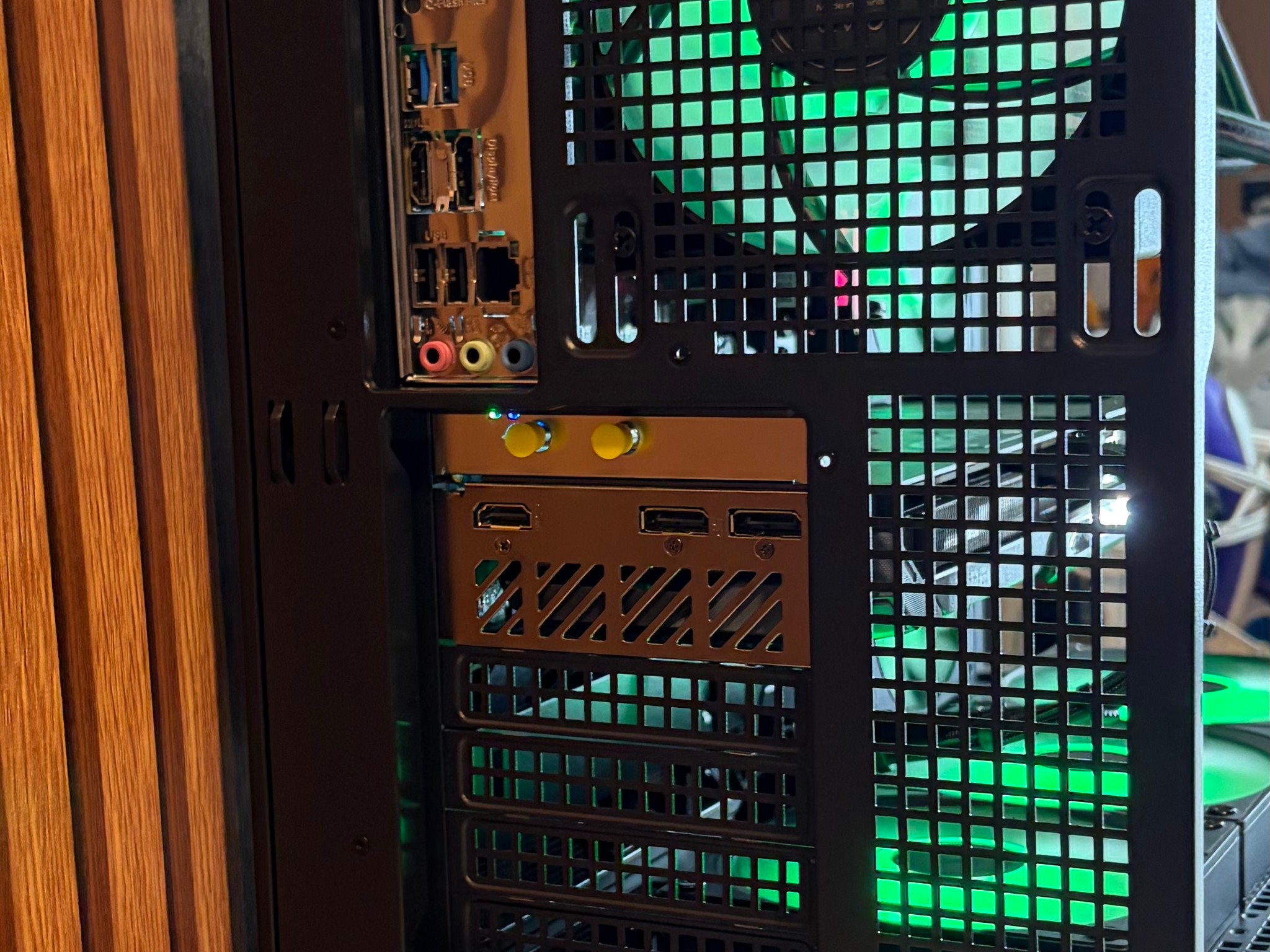 9060XT 16GB | RYZEN 5 9600X  | 16GB DDR5 | 650W | 360MM