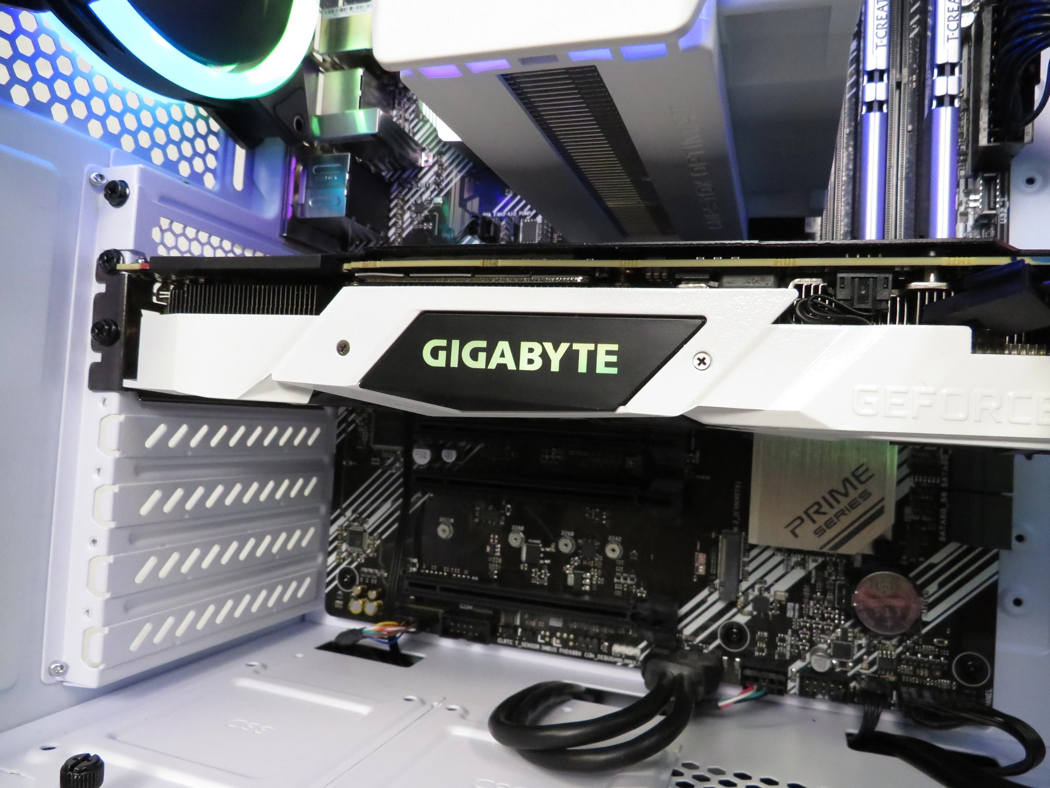 Black and White Beauty! RTX 2080 + Ryzen 5 2600X + 16 GB DDR4 + 1 TB NVME