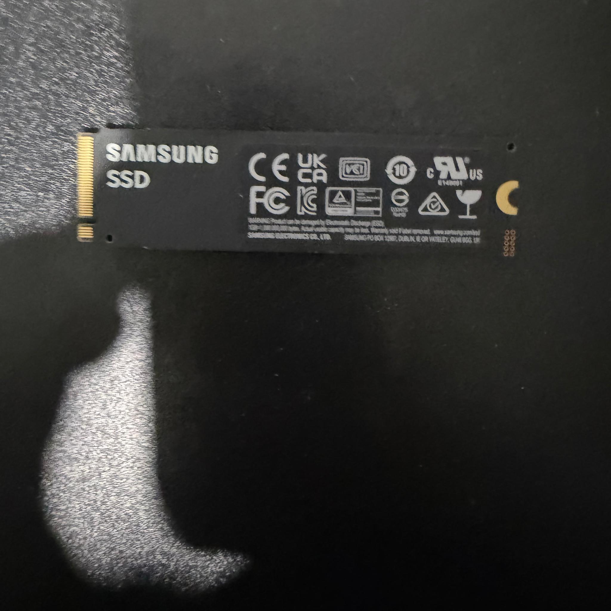 Samsung 990 Pro 4TB + 4GB Dram NVMe SSD + Windows 11