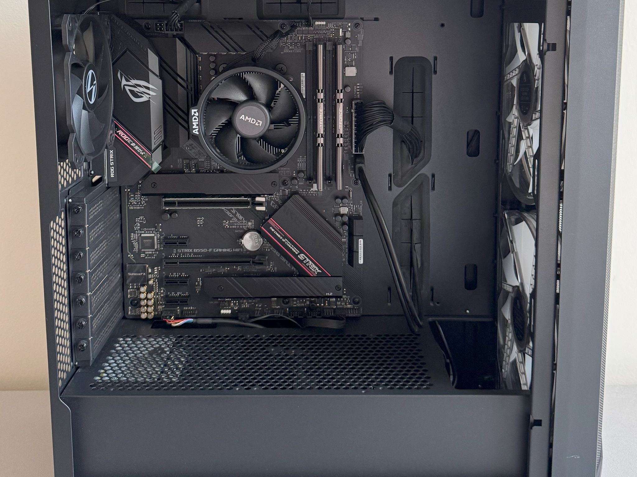 ASUS STRIX B550-F AMD Ryzen 5 5600GT Gaming PC Radeon Vega 7 Graphics 32GB DDR4 1TB SSD Lian Li 215