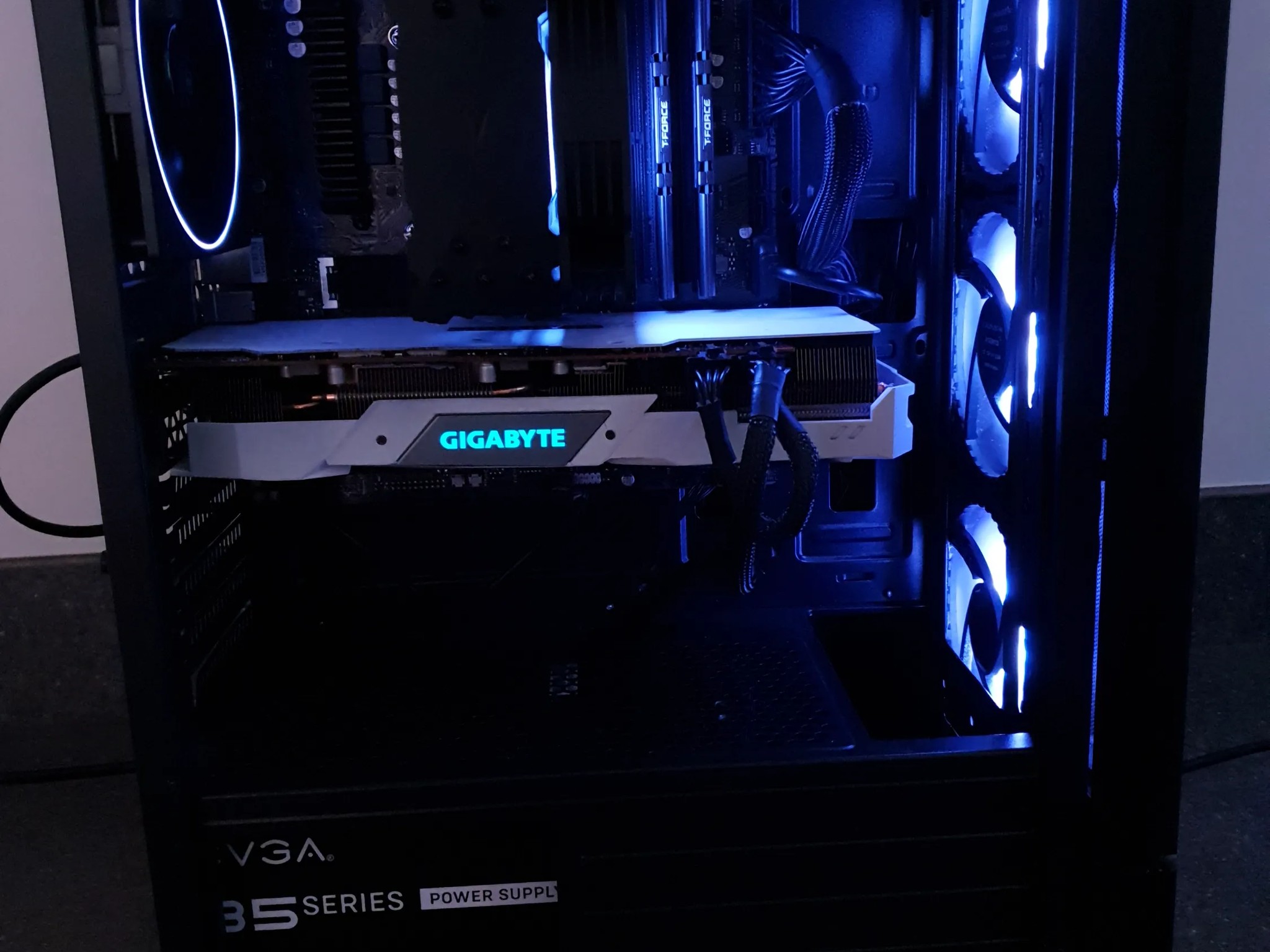 Intel i5-12400F, DDR4 32GB RAM, spray-paint white 5700XT, 1TB Nvme SSD, Windows 11 Pro Activated