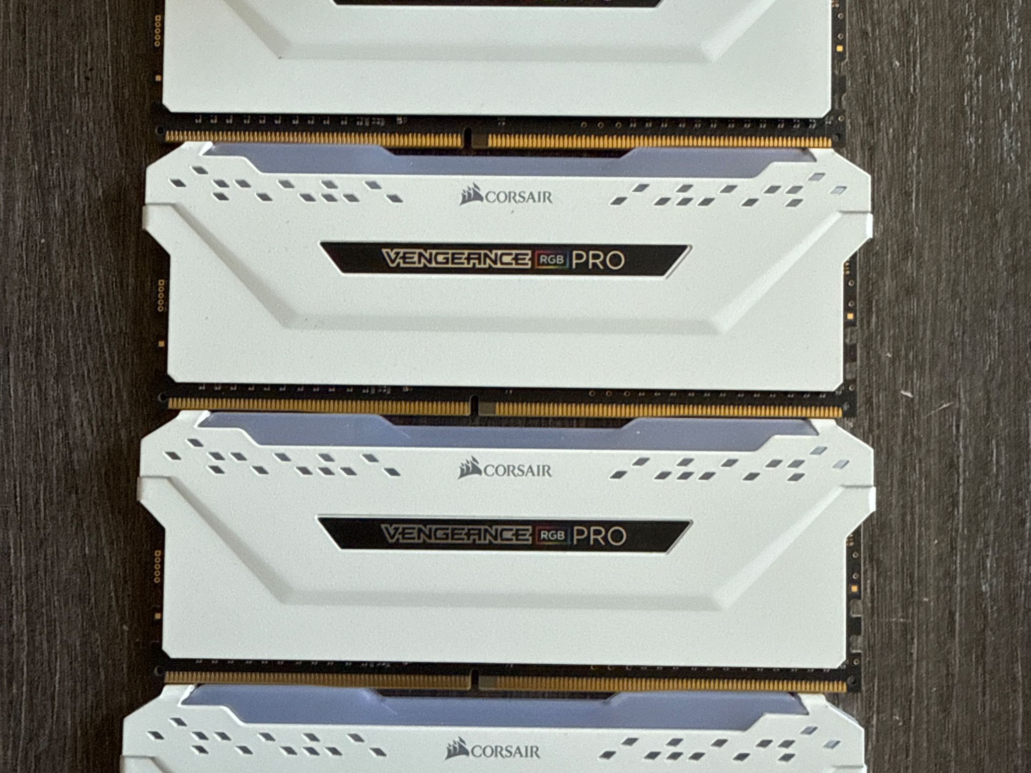 32 GB Corsair DDR4 white RGB