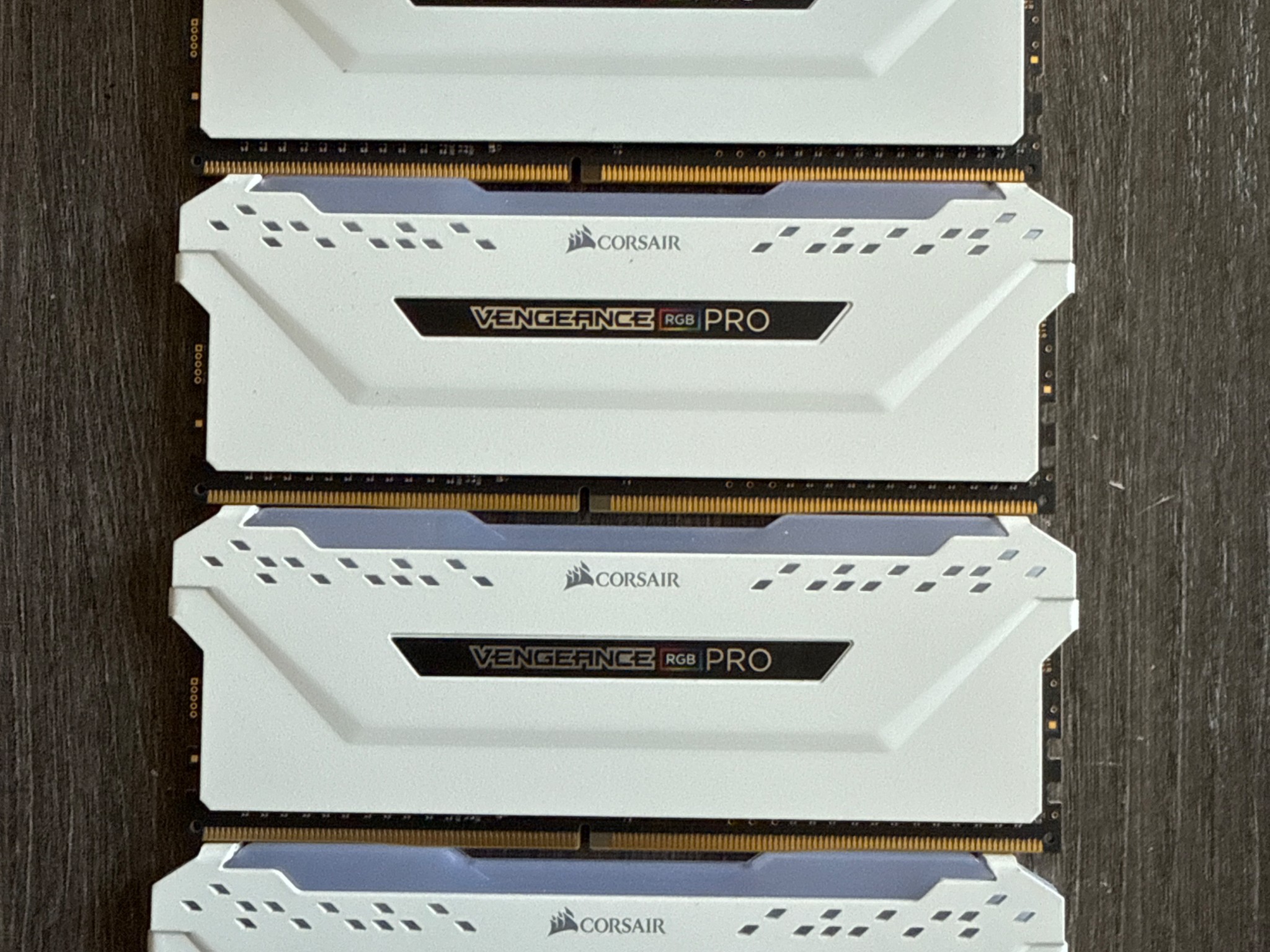 32 GB Corsair DDR4 white RGB