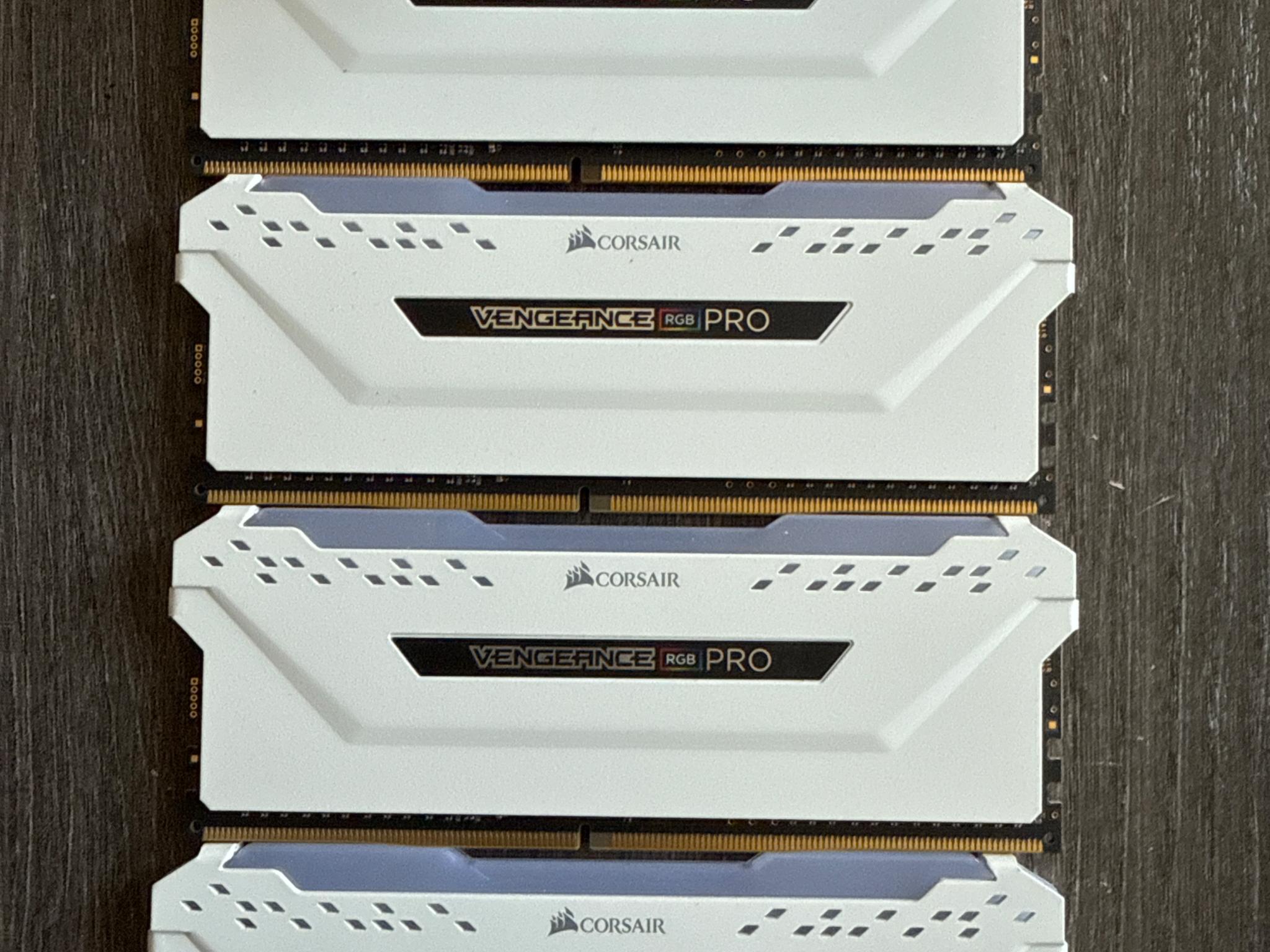 32 GB Corsair DDR4 white RGB