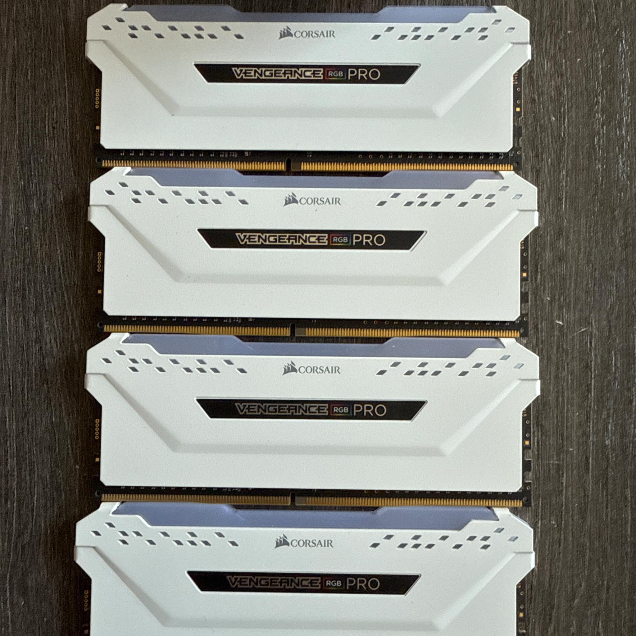 32 GB Corsair DDR4 white RGB