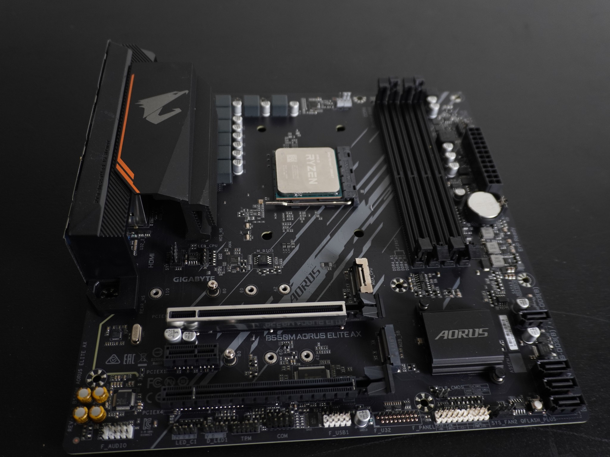 AMD R7 5800 XT + GIGABYTE B550M AORUS Elite AX (rev 1.3) AMD AM4 mATX
