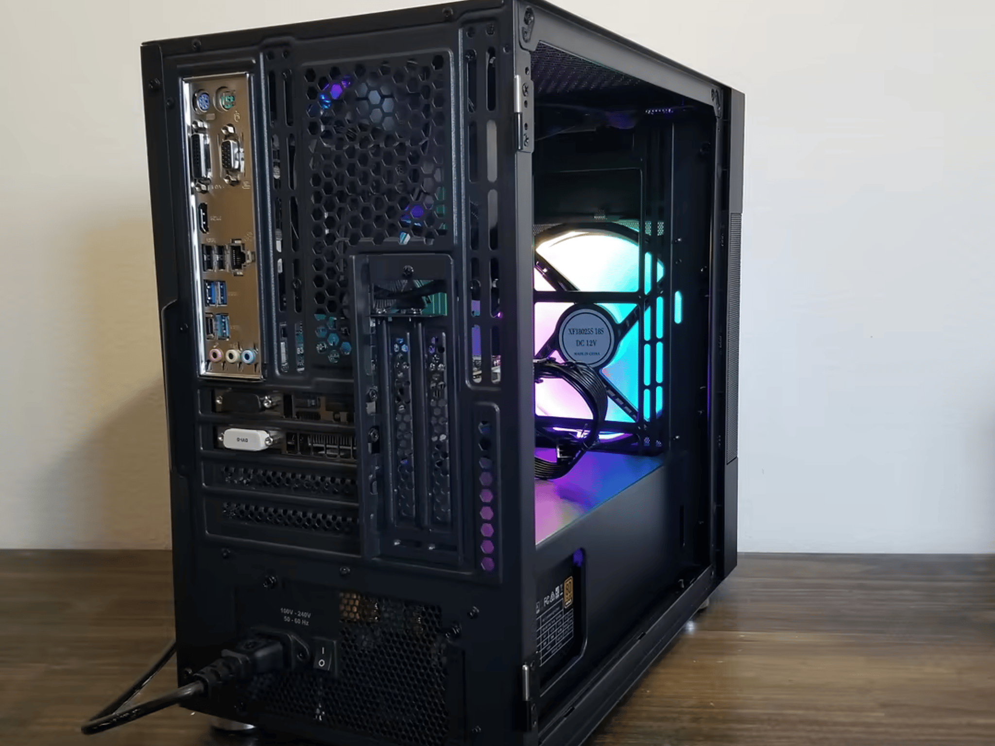 Intel Core i3 8300 // EVGA GeForce GTX 960 2G // Crucial 4x4 16GB // 480GB SSD