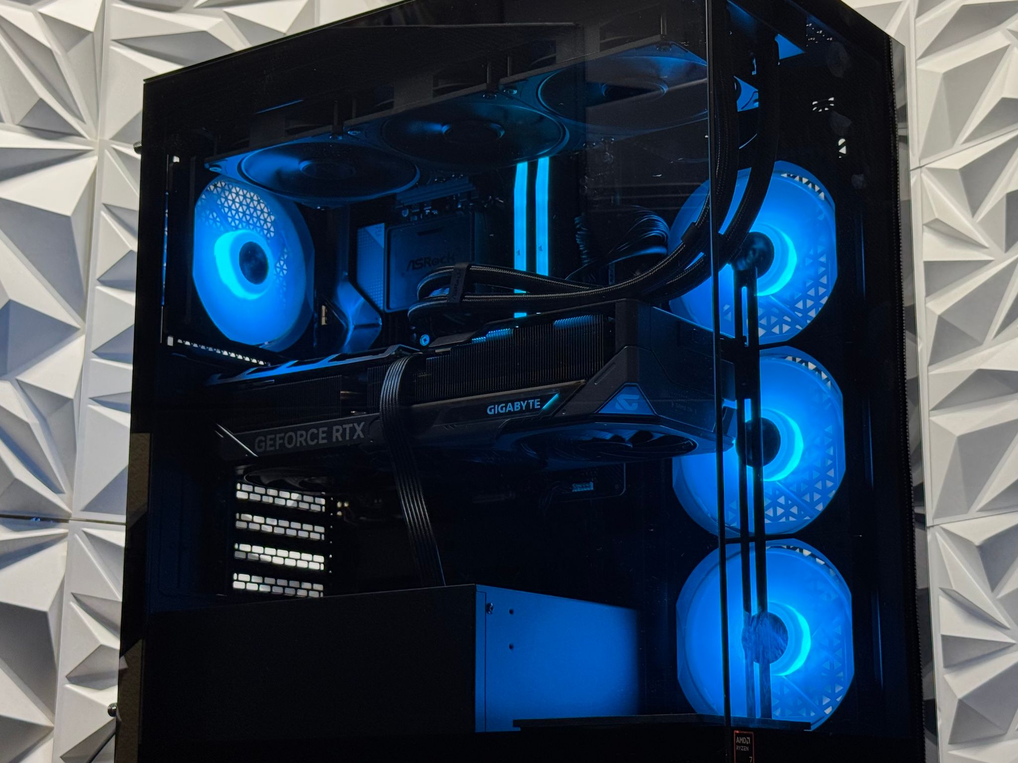 RTX 5070 Ti / Ryzen 7 9850X3D / 64GB DDR5 / Streaming / Gaming / Ai / Video editing / Multitasking