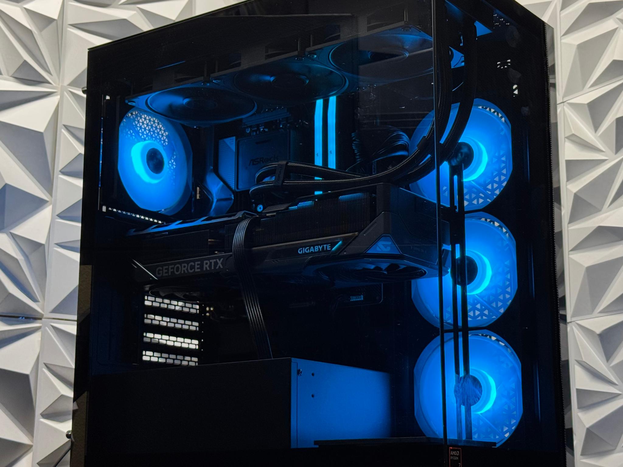 RTX 5070 Ti / Ryzen 7 9850X3D / 64GB DDR5 / Streaming / Gaming / Ai / Video editing / Multitasking