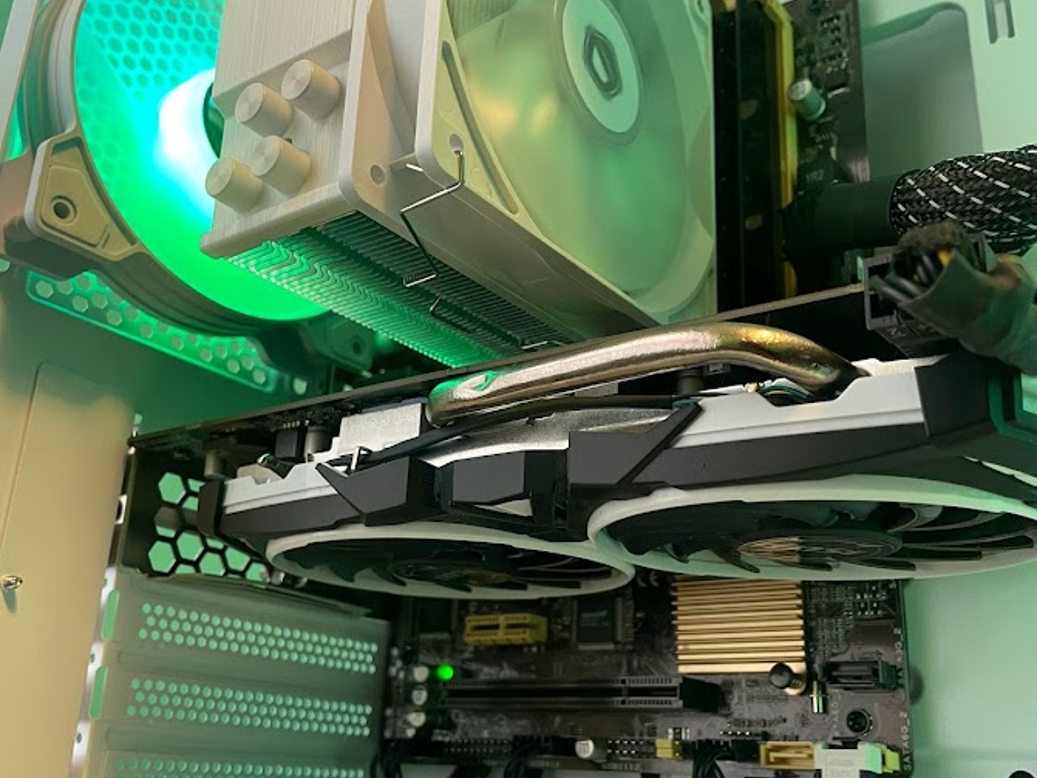 RGB White Gaming PC| Intel i5 / Amd RX580 / 8GB / 1TB Win 10 Pro WiFi