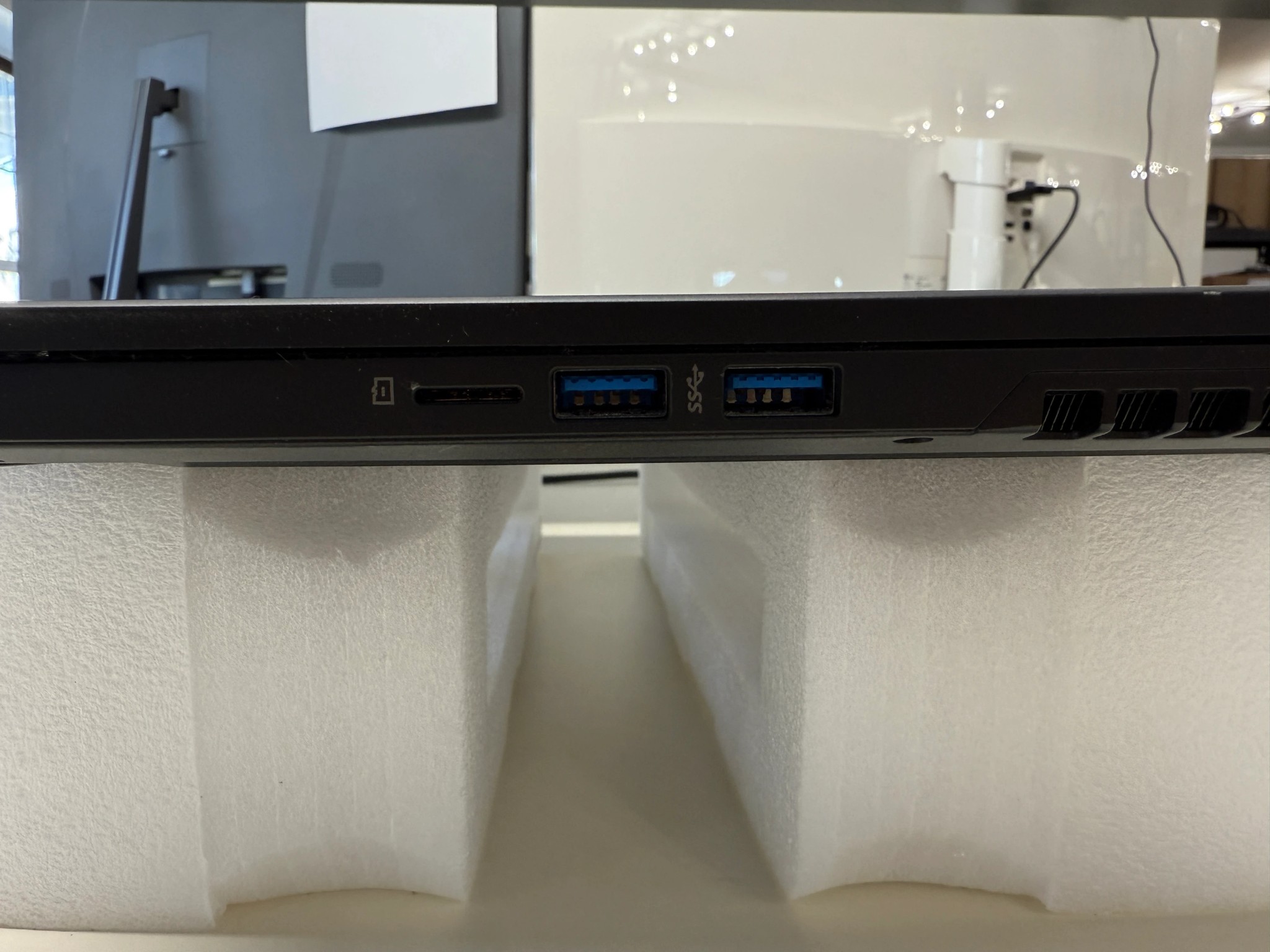 Eluktronics Max-17, i7-9750H, RTX 2060, 16GB RAM, 1TB SSD, 144HZ