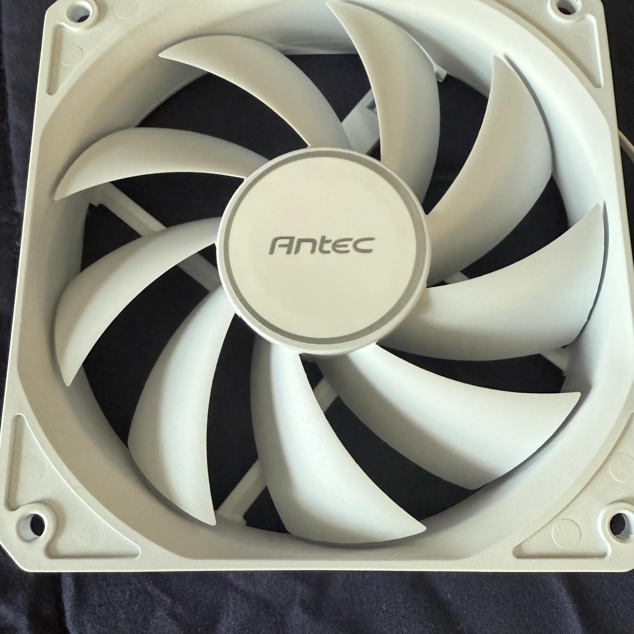 4 White Antec 120mm PWM case fans & ARGB/PWM hub