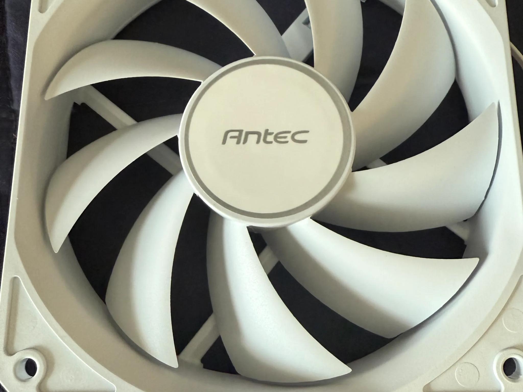 4 White Antec 120mm PWM case fans & ARGB/PWM hub