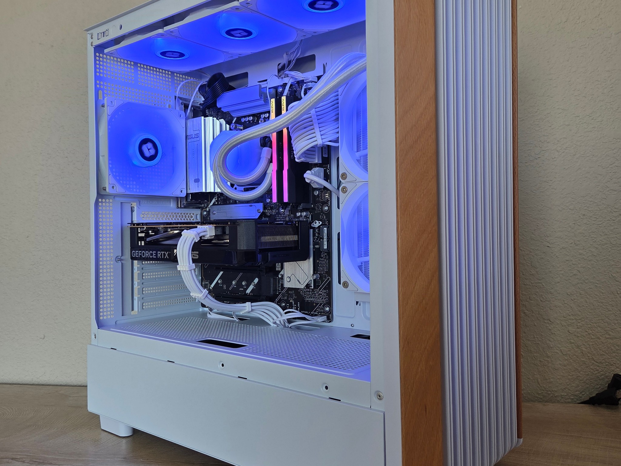 🌲❄️ Timber Frost | RTX 5060 | Ryzen 5 7600 | 32GB DDR5 | Wood Edition Gaming PC 🤍🌲/C/