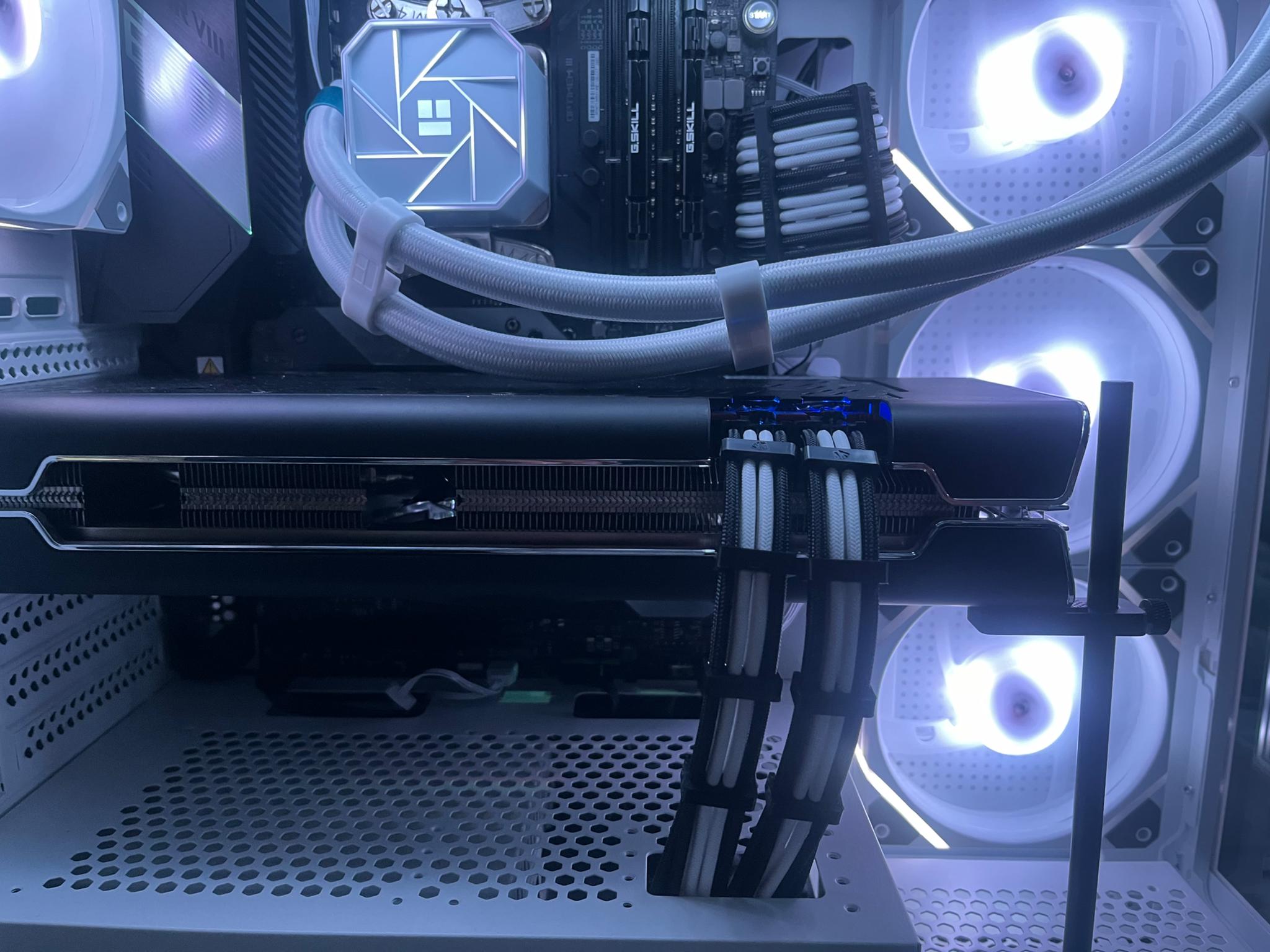 Black and white Gaming PC! Ryzen 7 5800X 8-core! Radeon 5700XT Ultra thicc III, 1440 beast