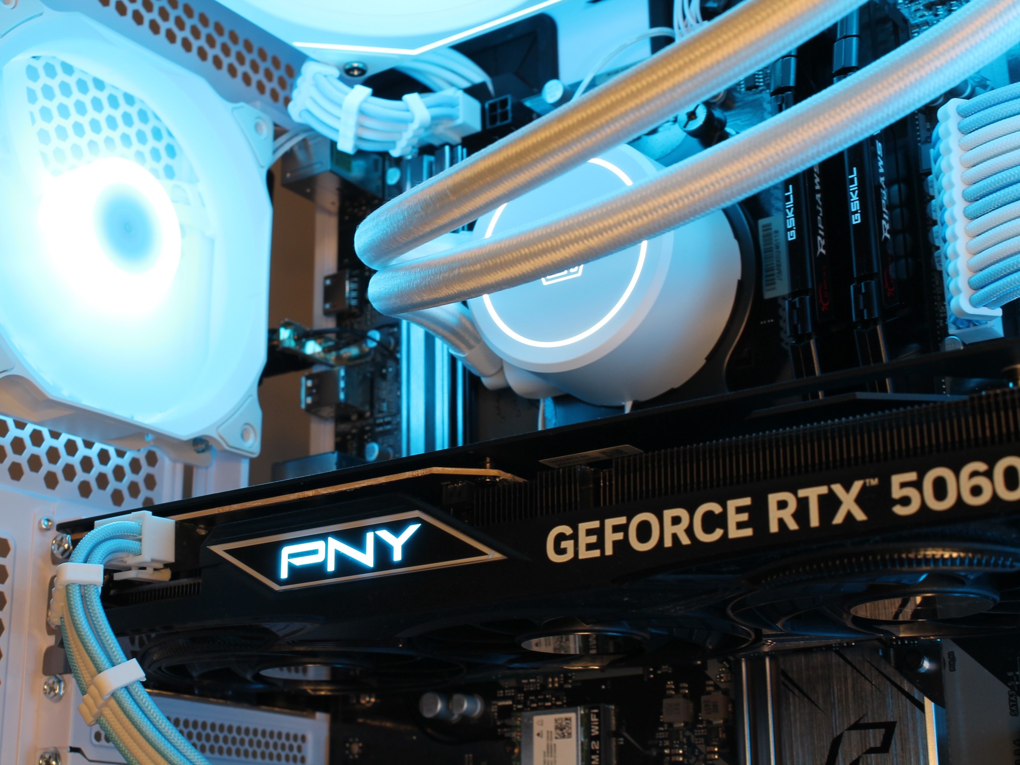🧊 The Ice Cube 💙 | RTX 5060 | Ryzen 5500 | 32GB RAM | 1TB SSD