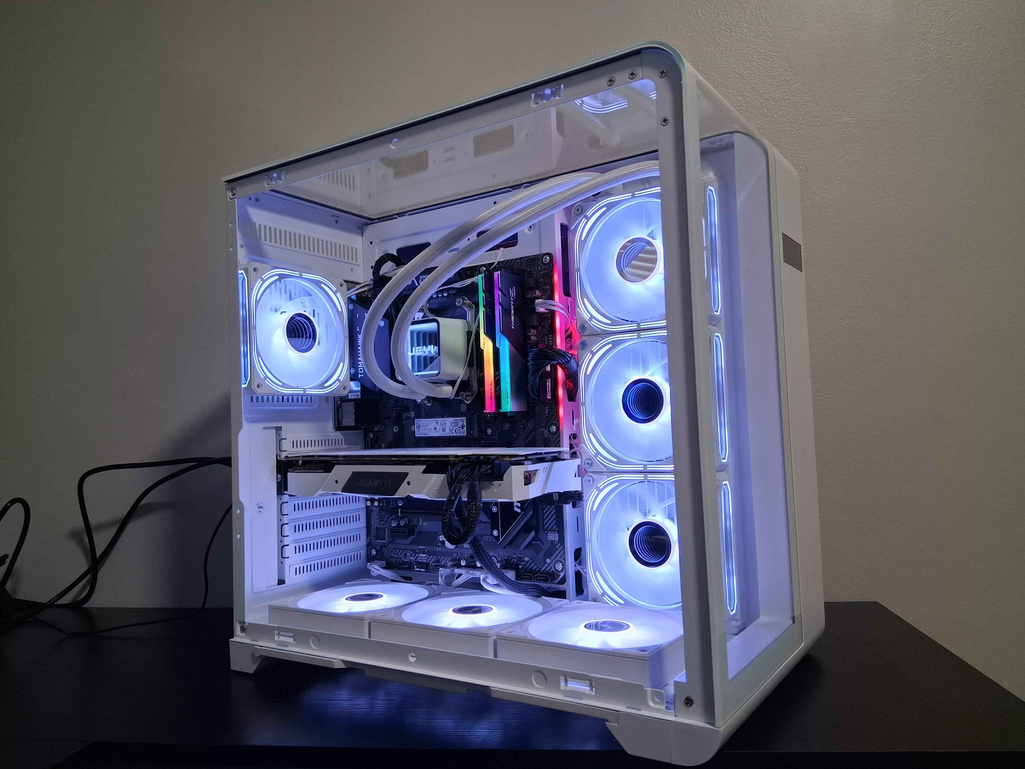 ⚪🟣Gaming PC🟣⚪ Ryzen 5 3600XT / 16GB DDR4 / 2.5TB Storage / GIGABYTE RTX 2070 / WINDOWS 11 / WIFI