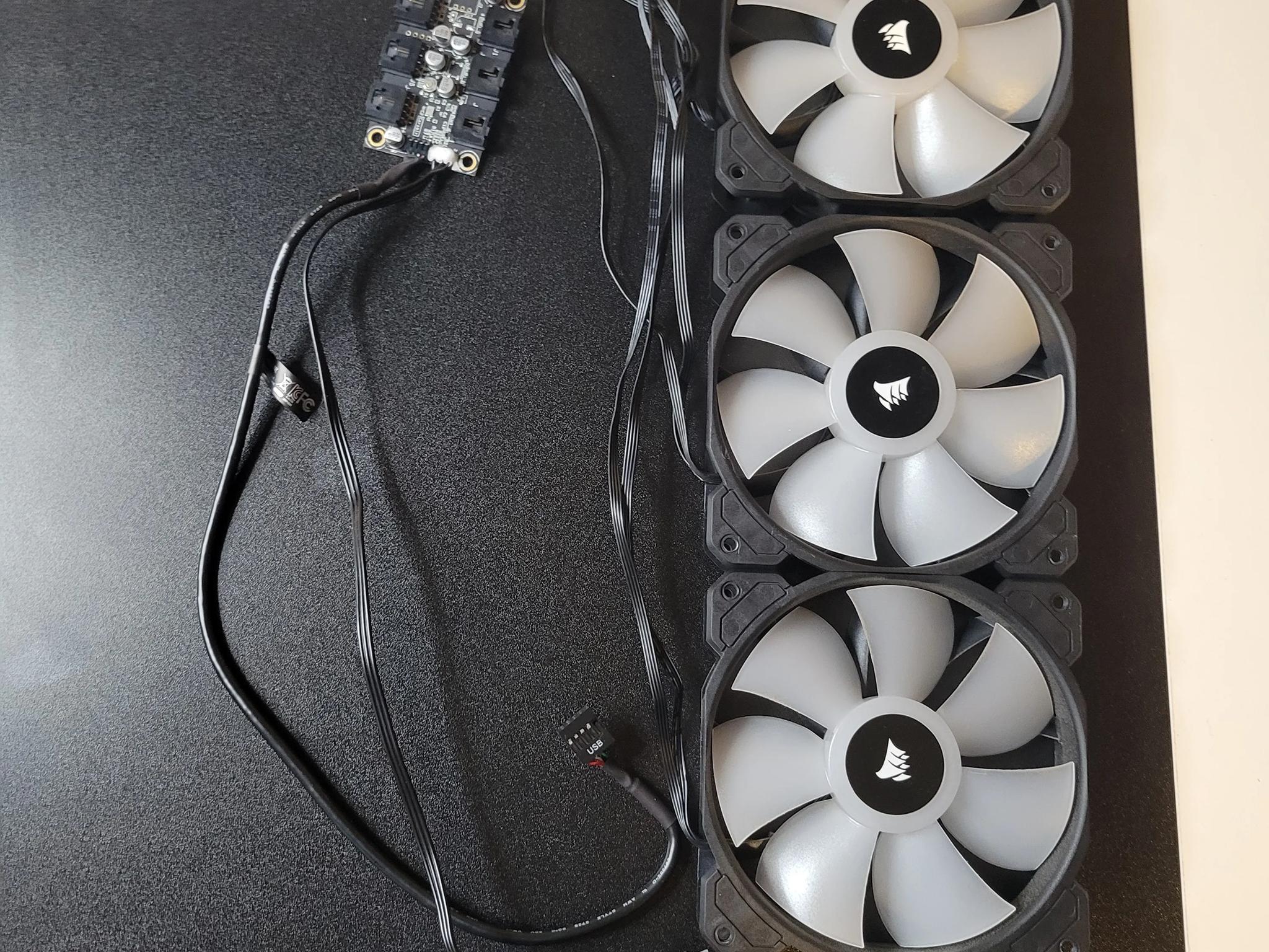 Corsair SP120 RGB Elite 3-Pack + Lighting Node Core