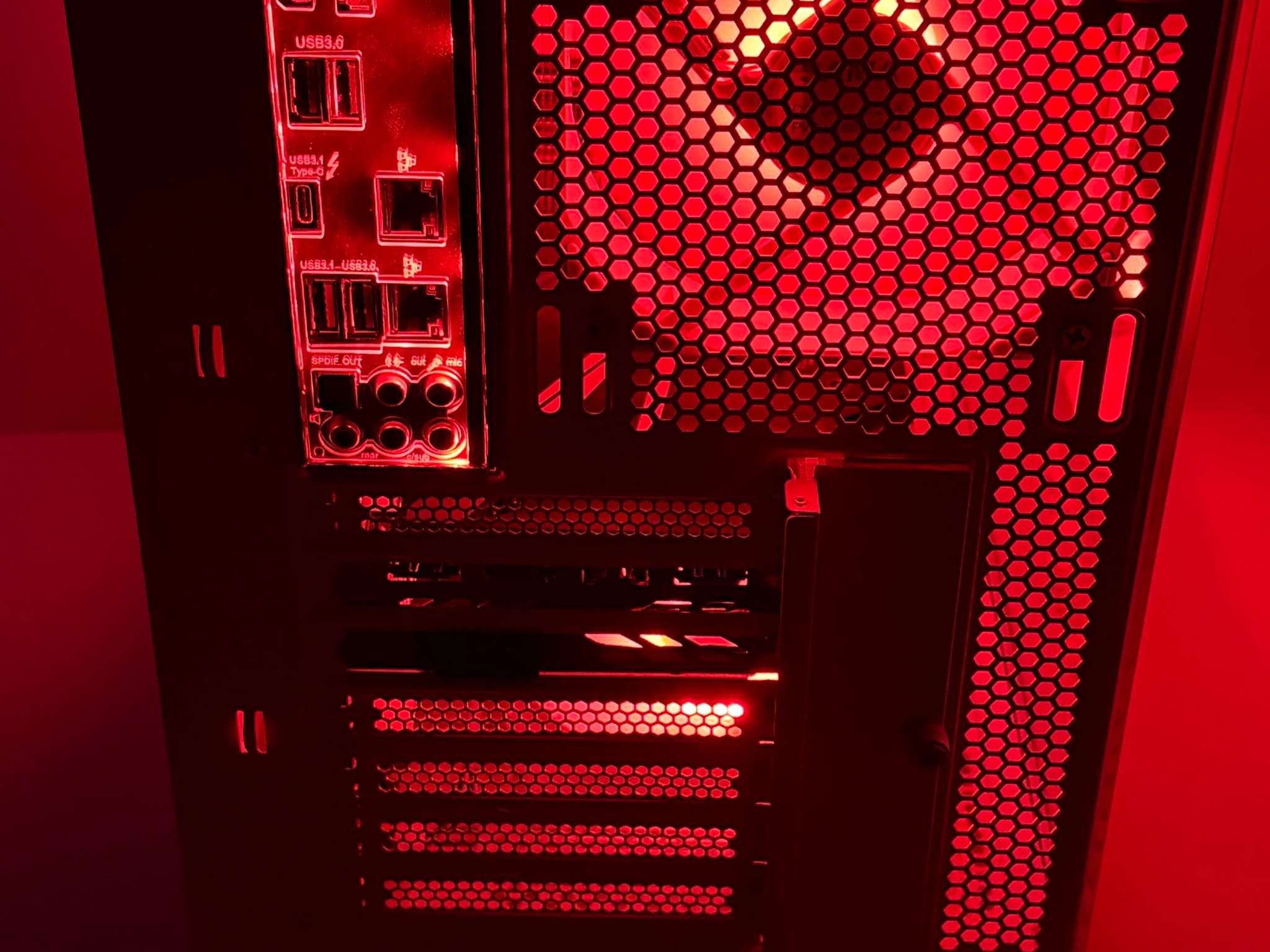 White- 1070 ti, 16 gb ddr4-3000, intel i5- 6500