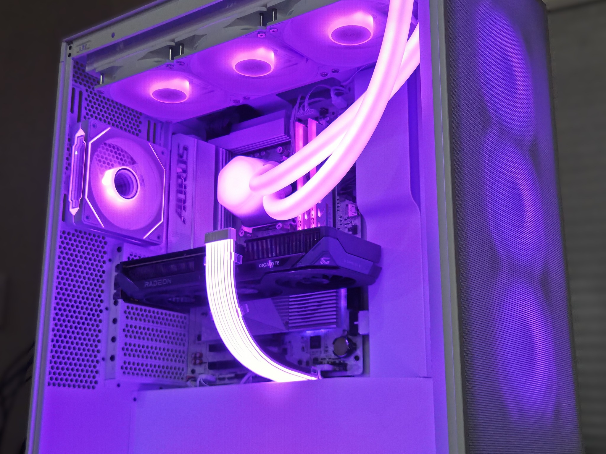 Cookies N’ Cream!🥛 7600X | 9060XT 16GB | 32GB DDR5 | 1TB Gen4 NVMe