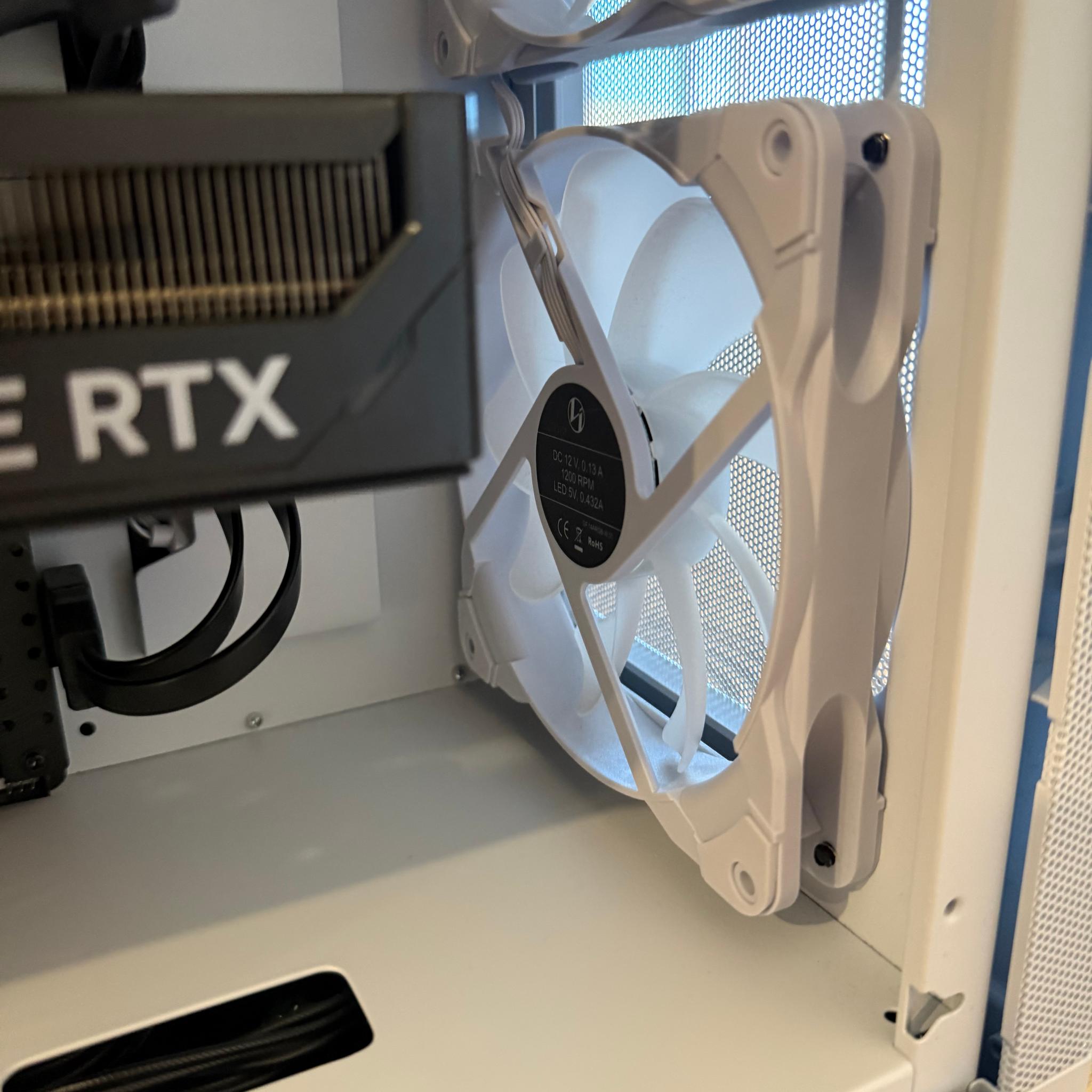 RTX 5080 (16GB) | Ryzen 7 9800X3D | 32GB DDR5 | 4TB NVMe SSD