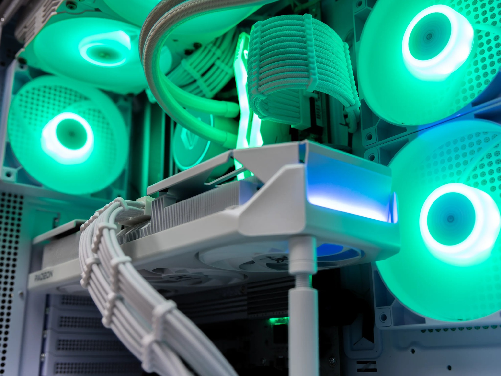 👁️ Gorgon 👁️ RX 9070XT / AMD R7 9700X / 2TB NVME / 32GB DDR5 RAM / 360 AIO / Windows 11 Pro