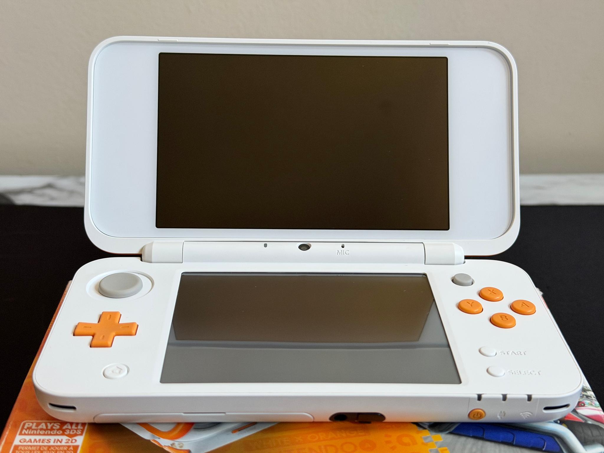 Nintendo 2DS XL – White/Orange ( Pristine Screens & Great Buttons!)