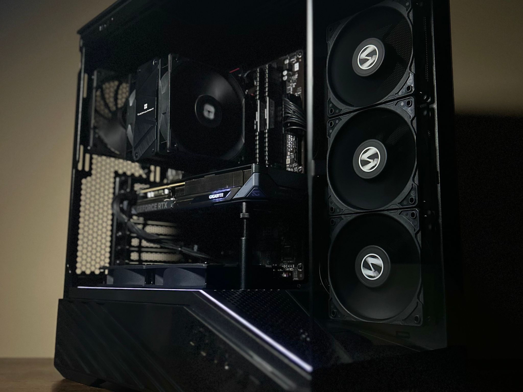 BLACKOUT🦇🖤 GAMING PC | RTX 5060 OC | RYZEN 5 5600X | 32GB DDR4 3200MT/s | 1TB SSD NVMe | WIFI & BT
