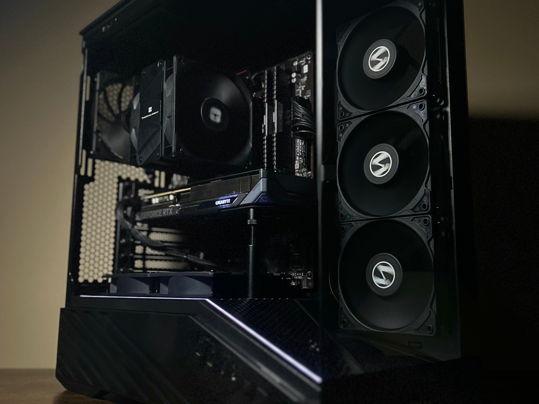 BLACKOUT🦇🖤 GAMING PC | RTX 5060 OC | RYZEN 5 5600X | 32GB DDR4 3200MT/s | 1TB SSD NVMe
