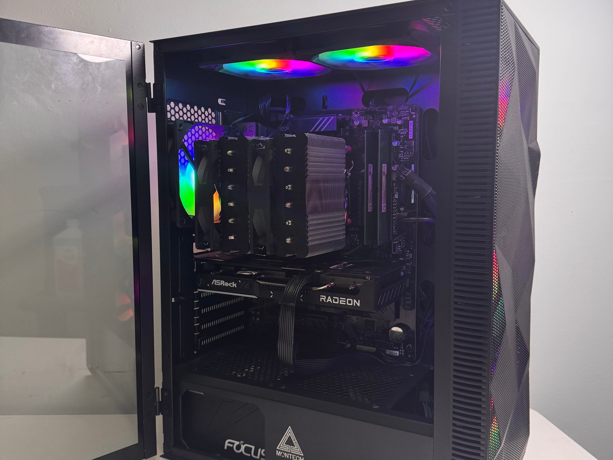 Custom Gaming PC / Radeon RX 9060 XT / 16GB 6000Mhz / Ryzen 5 7600X/