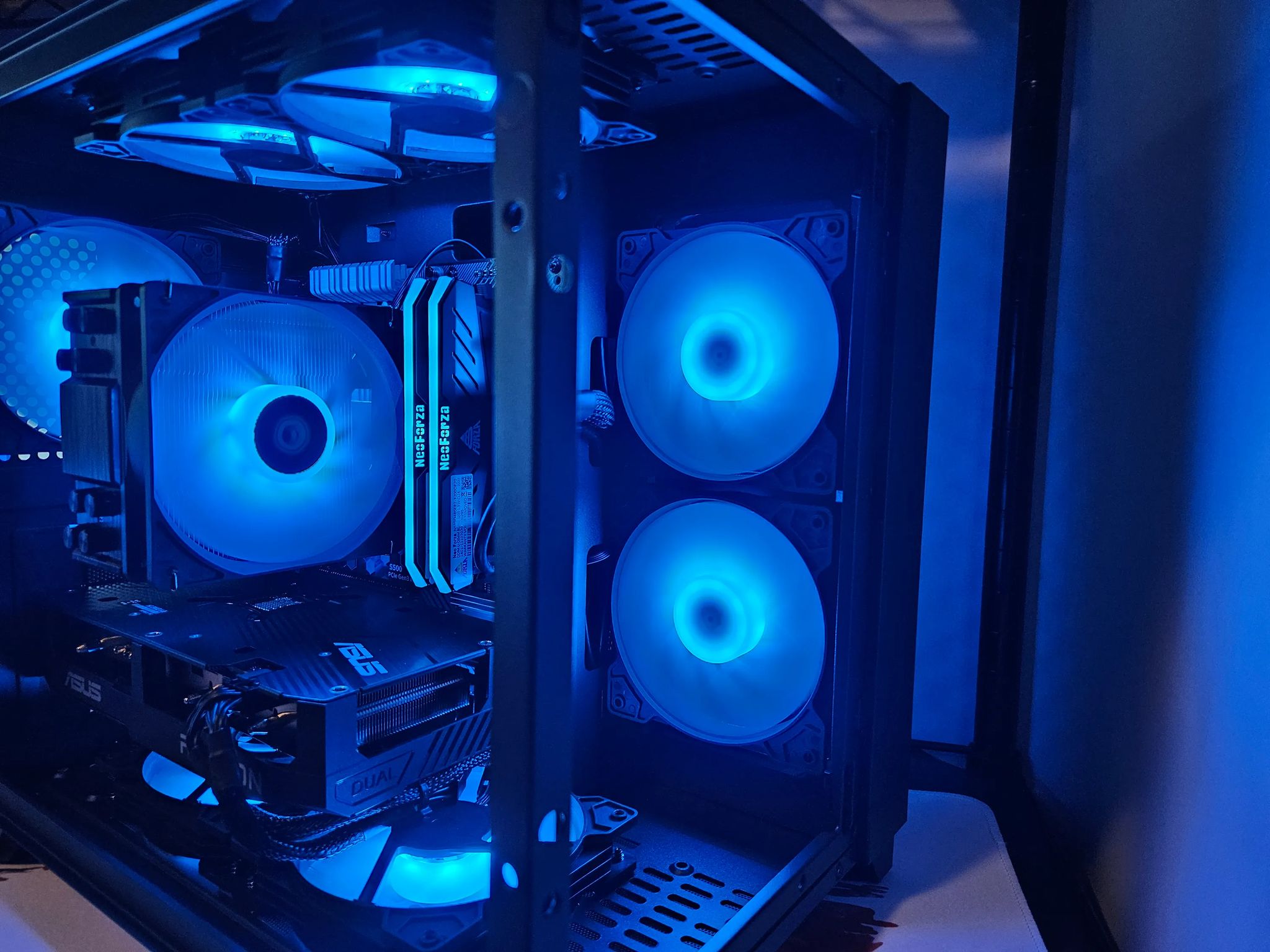 Dark Side Gaming RIG Ryzen 5 / 16GB / 1TB SSD / RX 7600