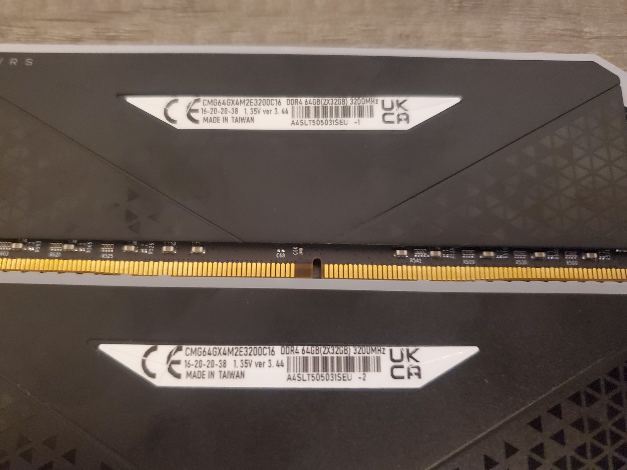 2x32GB DDR4 Corsair RGB 3200MHz Black