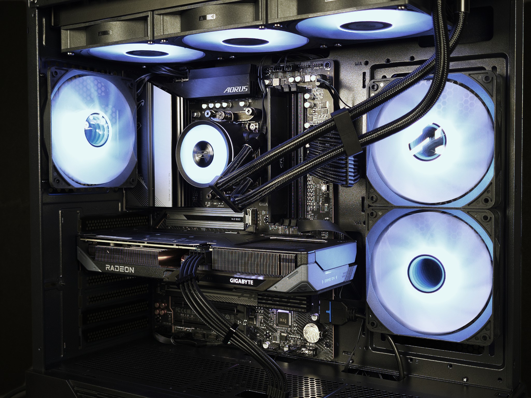 🎩 Ryzen 7 7700 • RX 9060 XT 16GB • 32GB DDR5 • 2TB SSD • Gaming PC