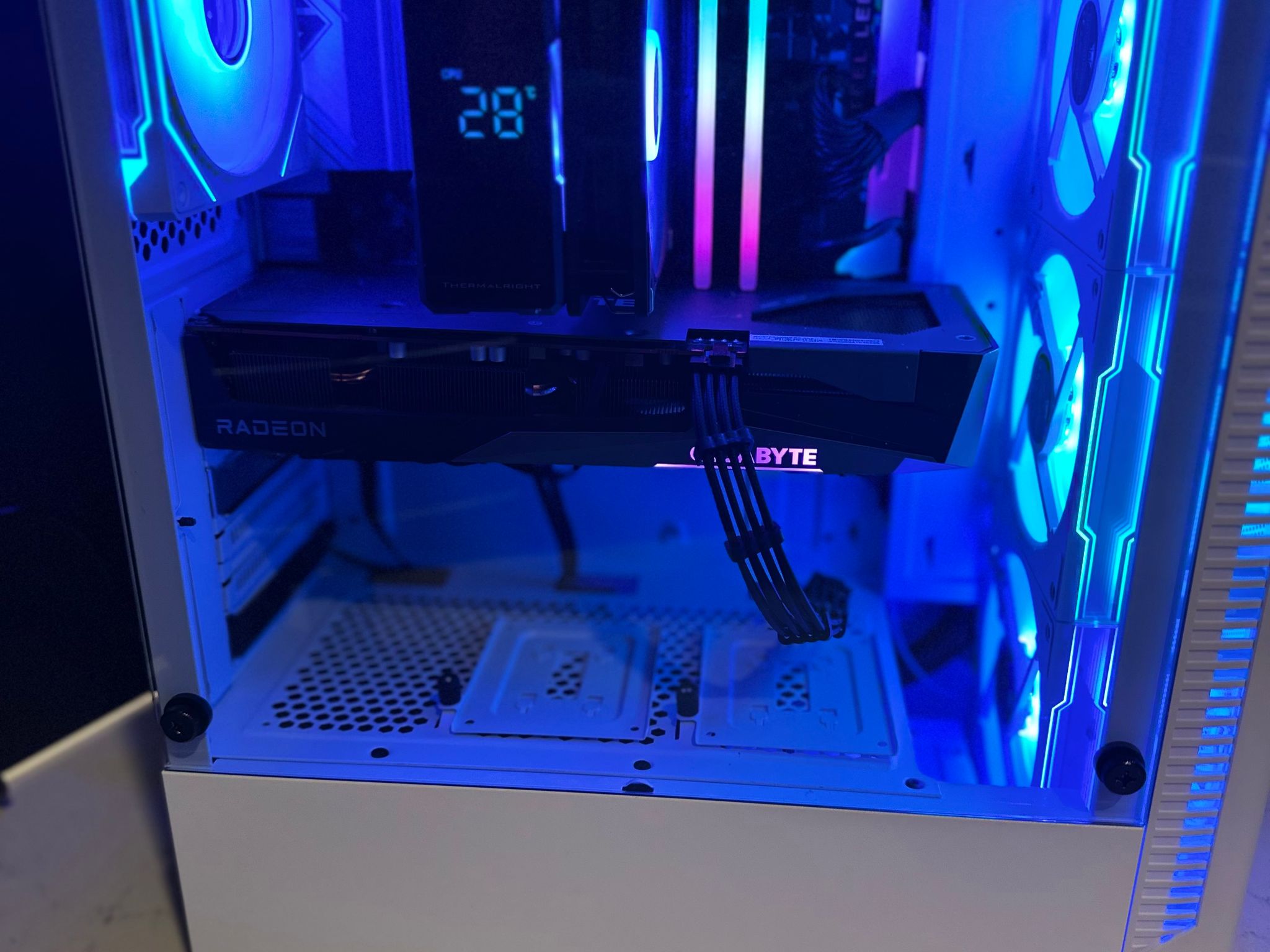 Intel Core i5-10500 - Radeon RX 7600 - Mid Tower Gaming PC White - 512GB M.2, 3TB SATA