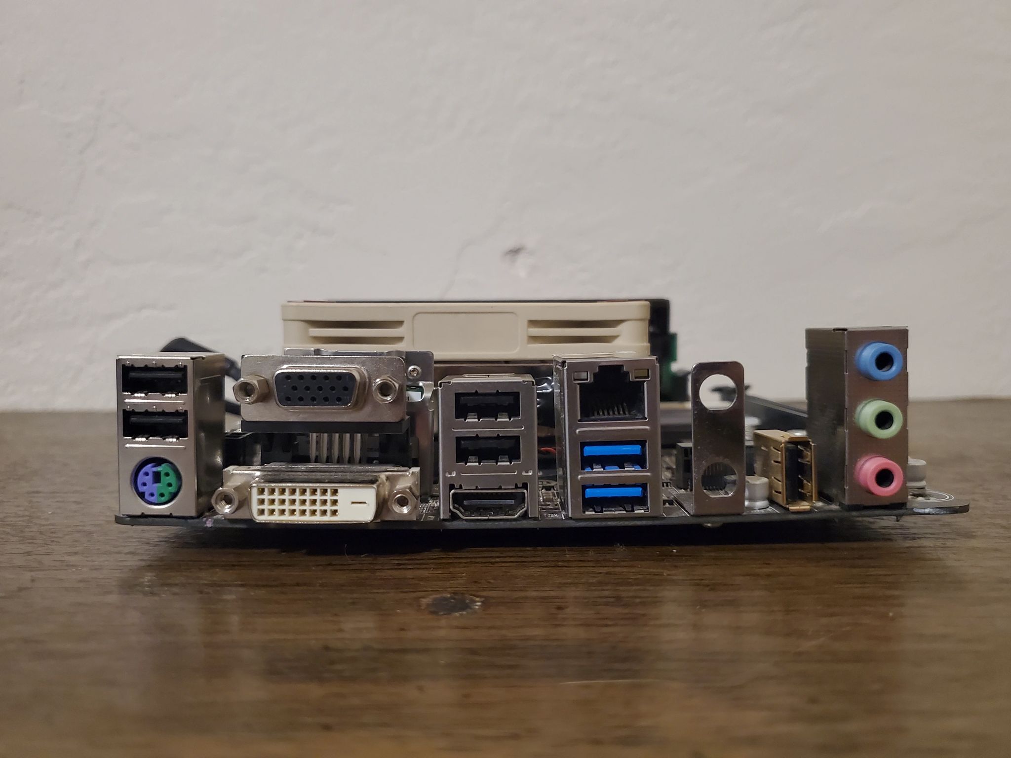 gigabyte ga-h81n 16gbs ram i3-4130t (no io shield)