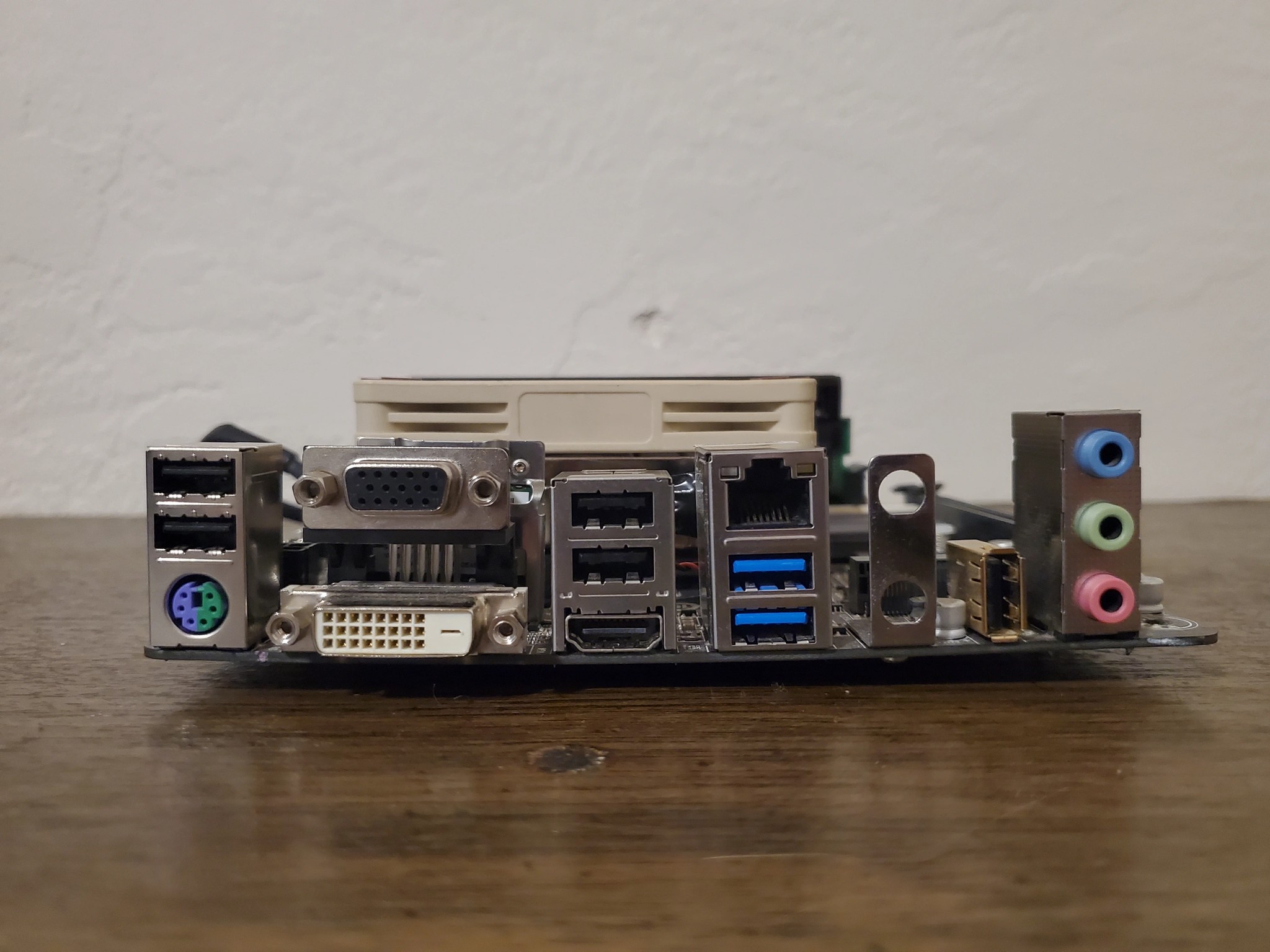 gigabyte ga-h81n 16gbs ram i3-4130t (no io shield)